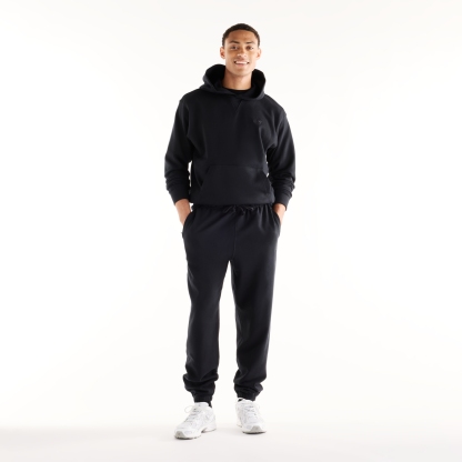 Sebastian is wearing size M and is 6'2"/188cm. Chest: 38.75"/98.4cm, Waist: 32"/81.3cm, Hips: 39"/99cm