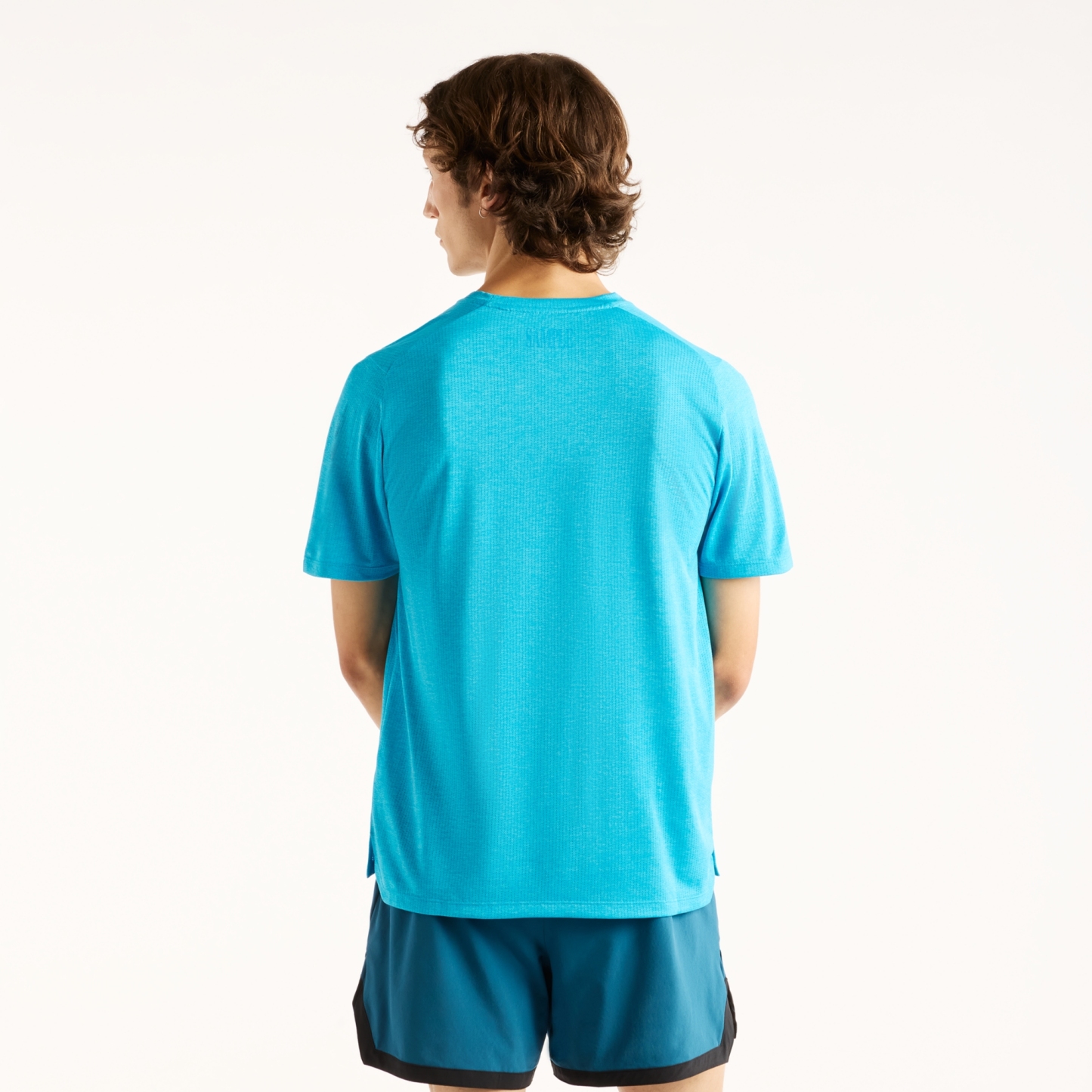 Felix is wearing size M and is 6'/183cm. Chest: 36.5"/93cm, Waist: 30.5"/78cm, Hips: 36.5"/93cm