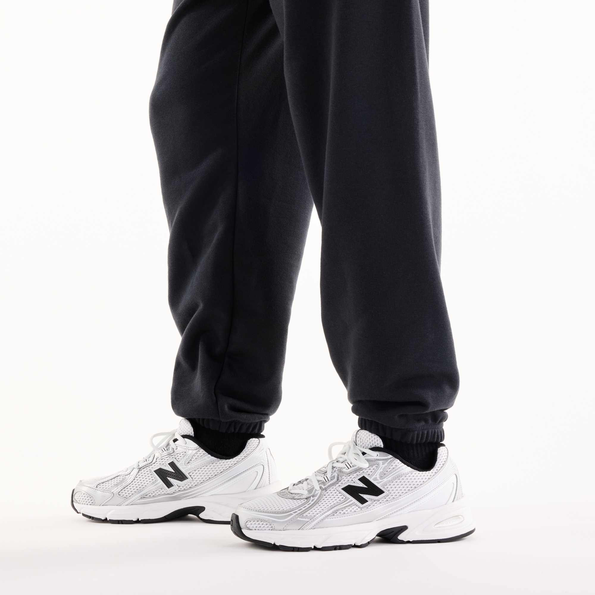 Tyler is wearing size M and is 6'/182.8cm. Chest: 36.25"/92cm, Waist: 29.5"/75cm, Hips: 37"/94cm