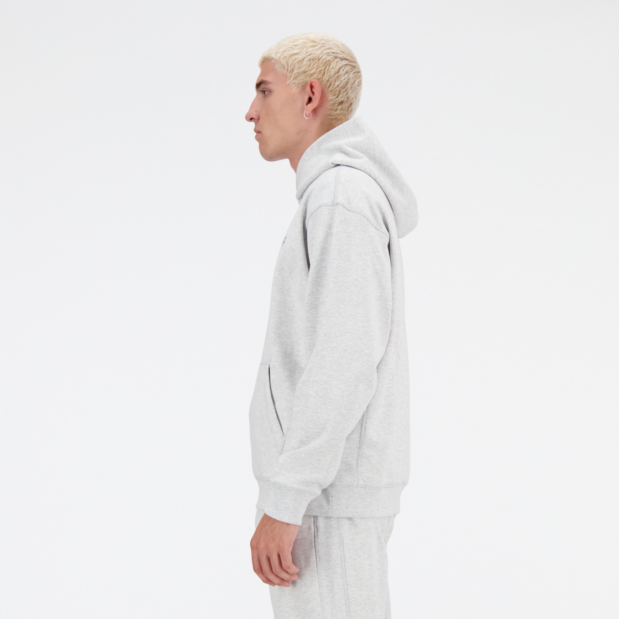 Sebastian is wearing size M and is 6'2"/188cm. Chest: 38.75"/98.4cm, Waist: 32"/81.3cm, Hips: 39"/99cm/99cm