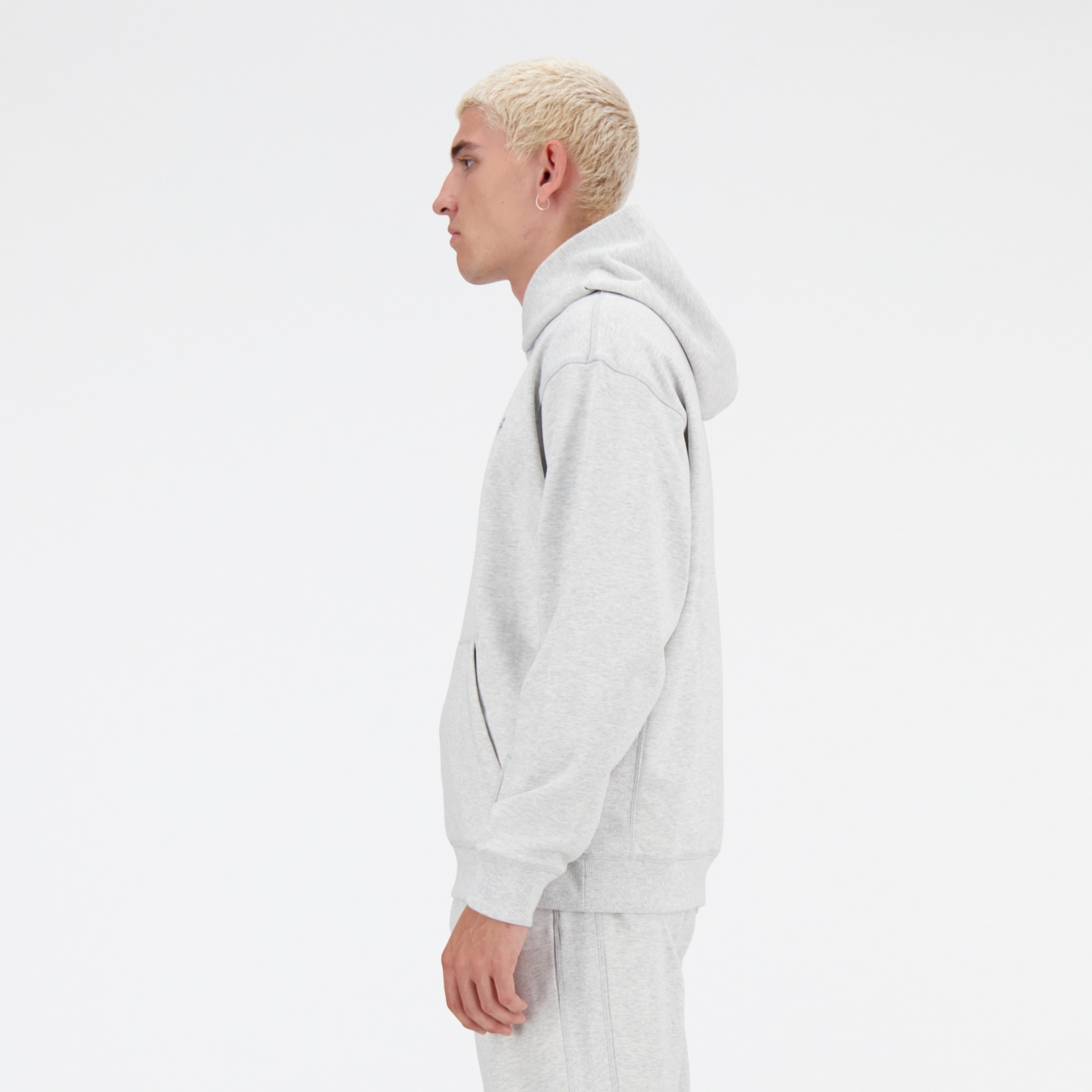 Sebastian is wearing size M and is 6'2"/188cm. Chest: 38.75"/98.4cm, Waist: 32"/81.3cm, Hips: 39"/99cm/99cm