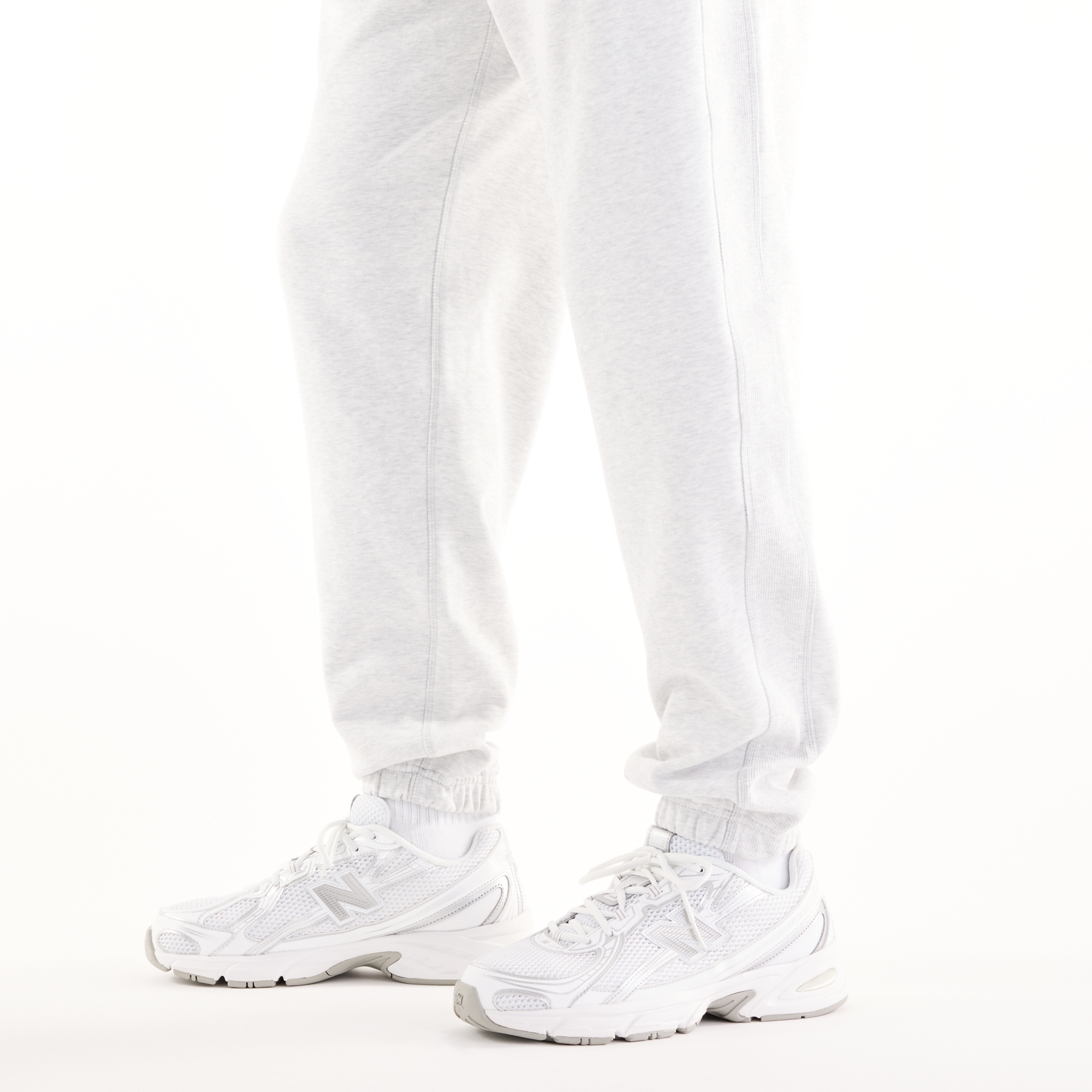 Sebastian is wearing size M and is 6'2"/188cm. Chest: 38.75"/98.4cm, Waist: 32"/81.3cm, Hips: 39"/99cm