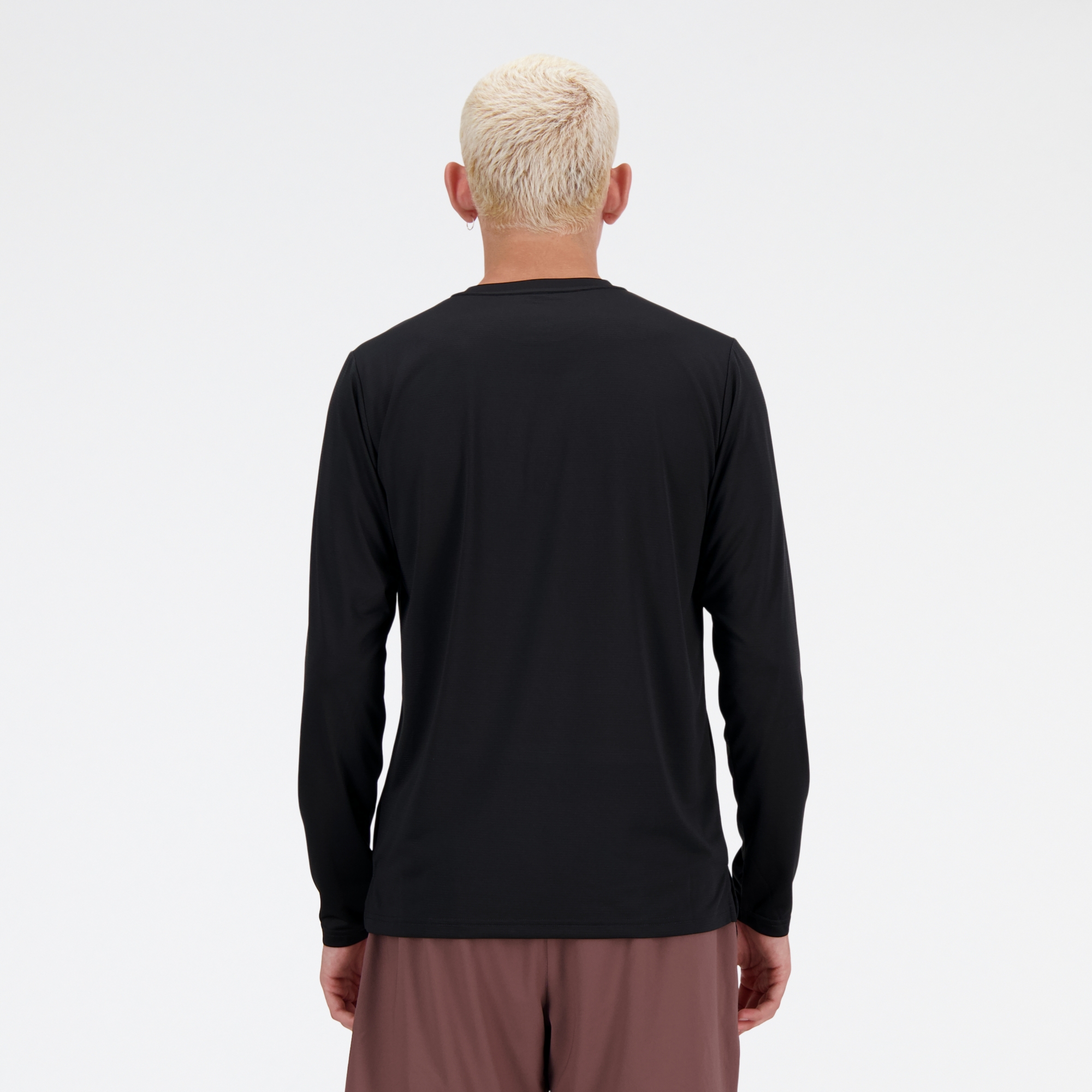 Sebastian is wearing size M and is 6'2"/188cm. Chest: 38.75"/98.4cm, Waist: 32"/81.3cm, Hips: 39"/99cm
