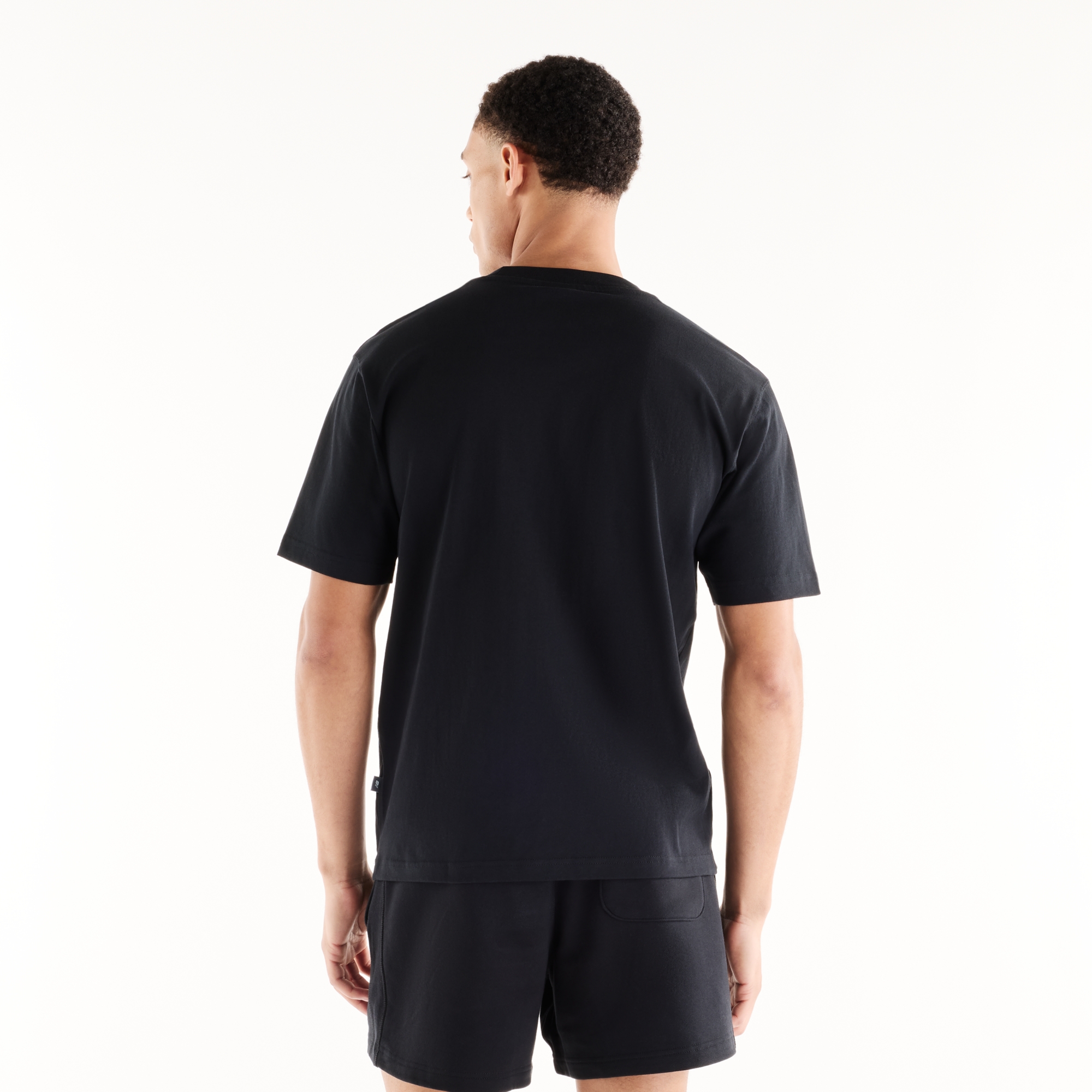 Ngawang is wearing size M and is 6'1.5"/187cm. Chest: 39.5"/100.3cm, Waist: 33"/84cm, Hips: 40"/102cm