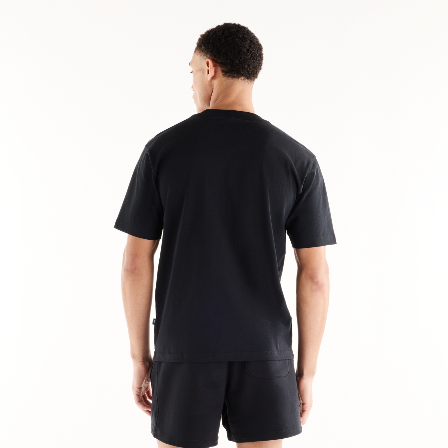 Ngawang is wearing size M and is 6'1.5"/187cm. Chest: 39.5"/100.3cm, Waist: 33"/84cm, Hips: 40"/102cm