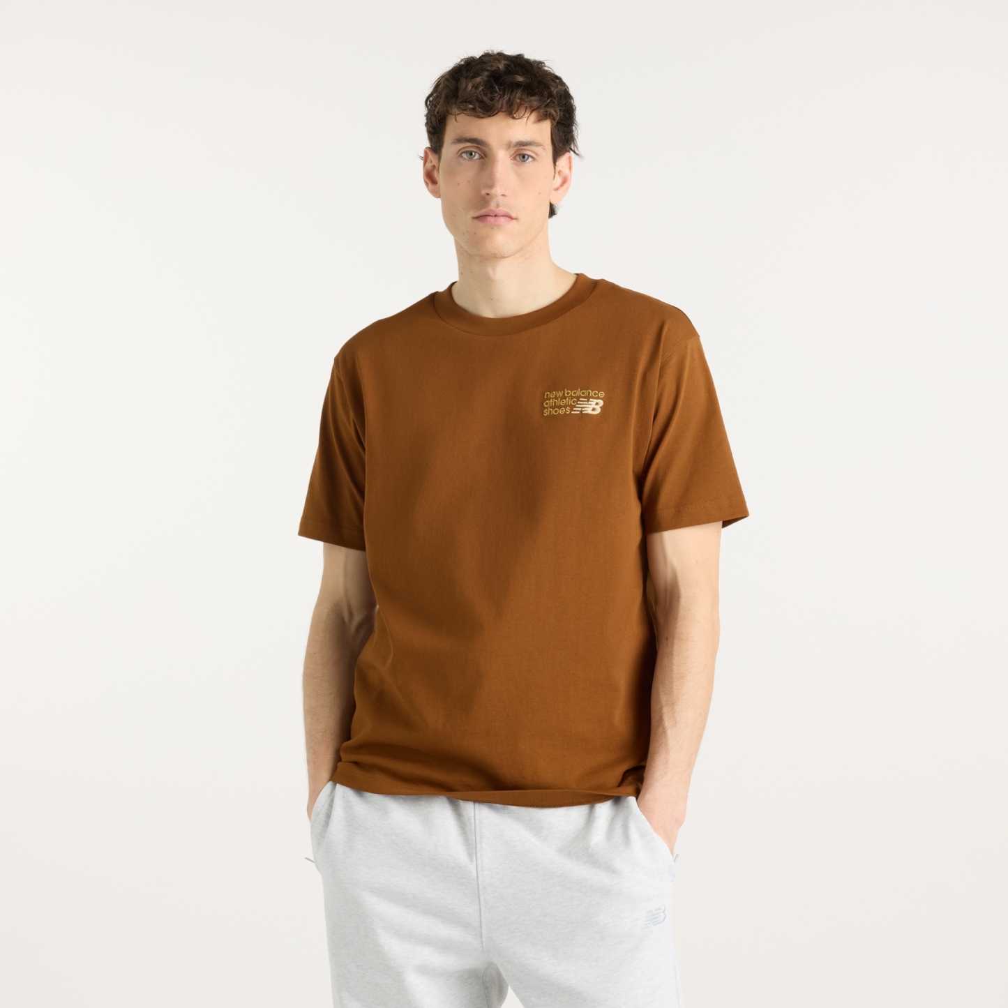 New Balance Athletics プレミアムロゴスウェットショートスリーブTシャツ, MT41908BFT