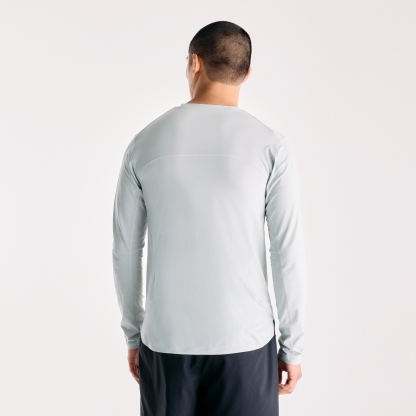 Ngawang is wearing size M and is 6'1"/185 cm. Chest: 38"/96.5 cm, Waist: 31"/78.7 cm
