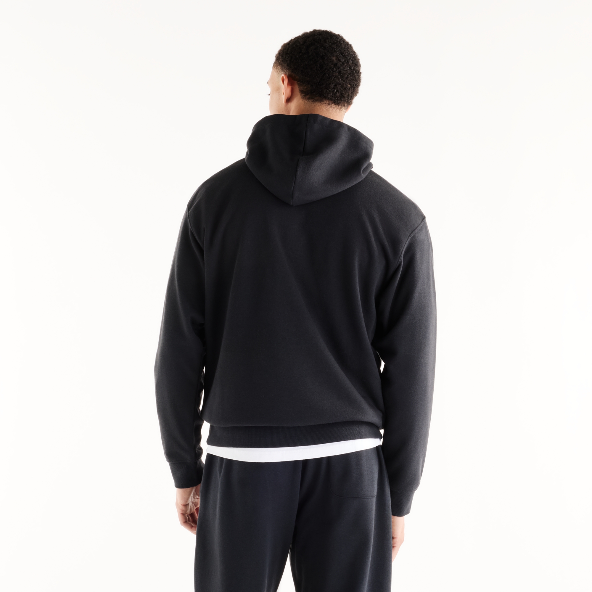 Ngawang is wearing size M and is 6'1.5"/187cm. Chest: 39.5"/100.3cm, Waist: 33"/84cm, Hips: 40"/102cm