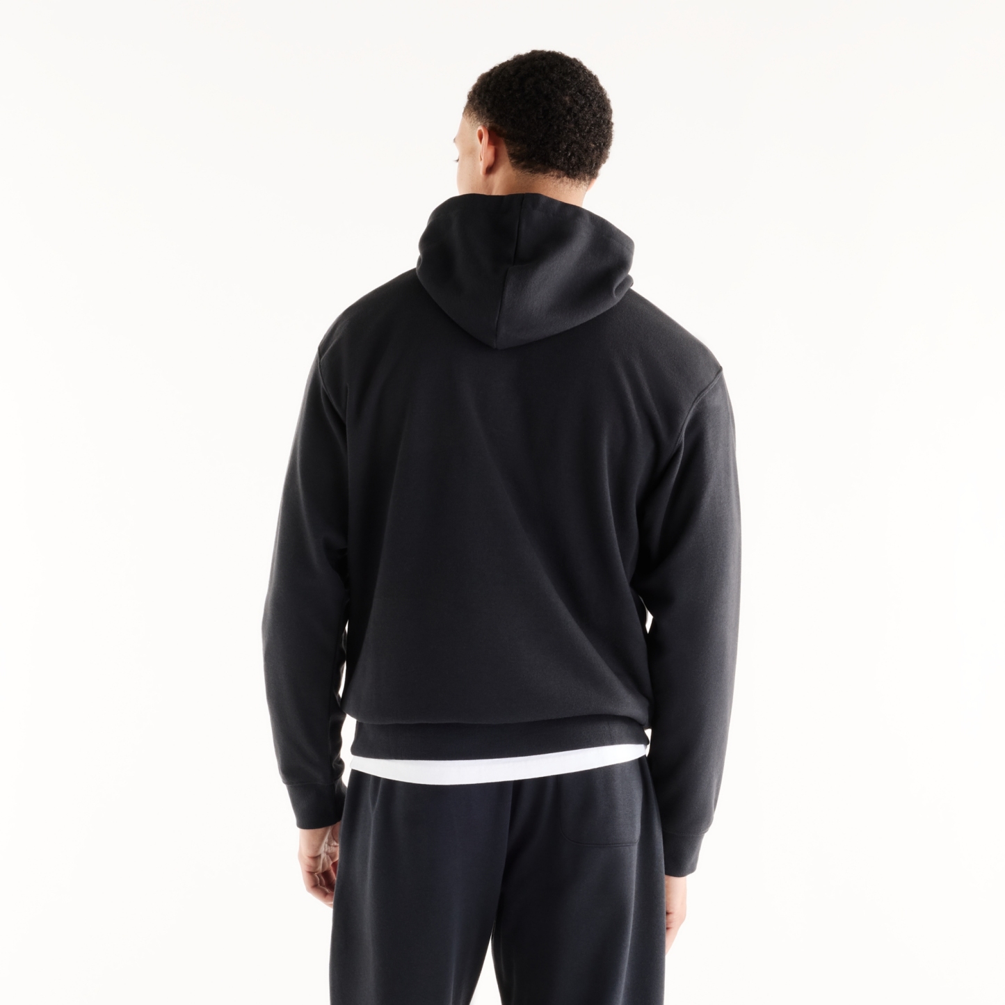 Ngawang is wearing size M and is 6'1.5"/187cm. Chest: 39.5"/100.3cm, Waist: 33"/84cm, Hips: 40"/102cm