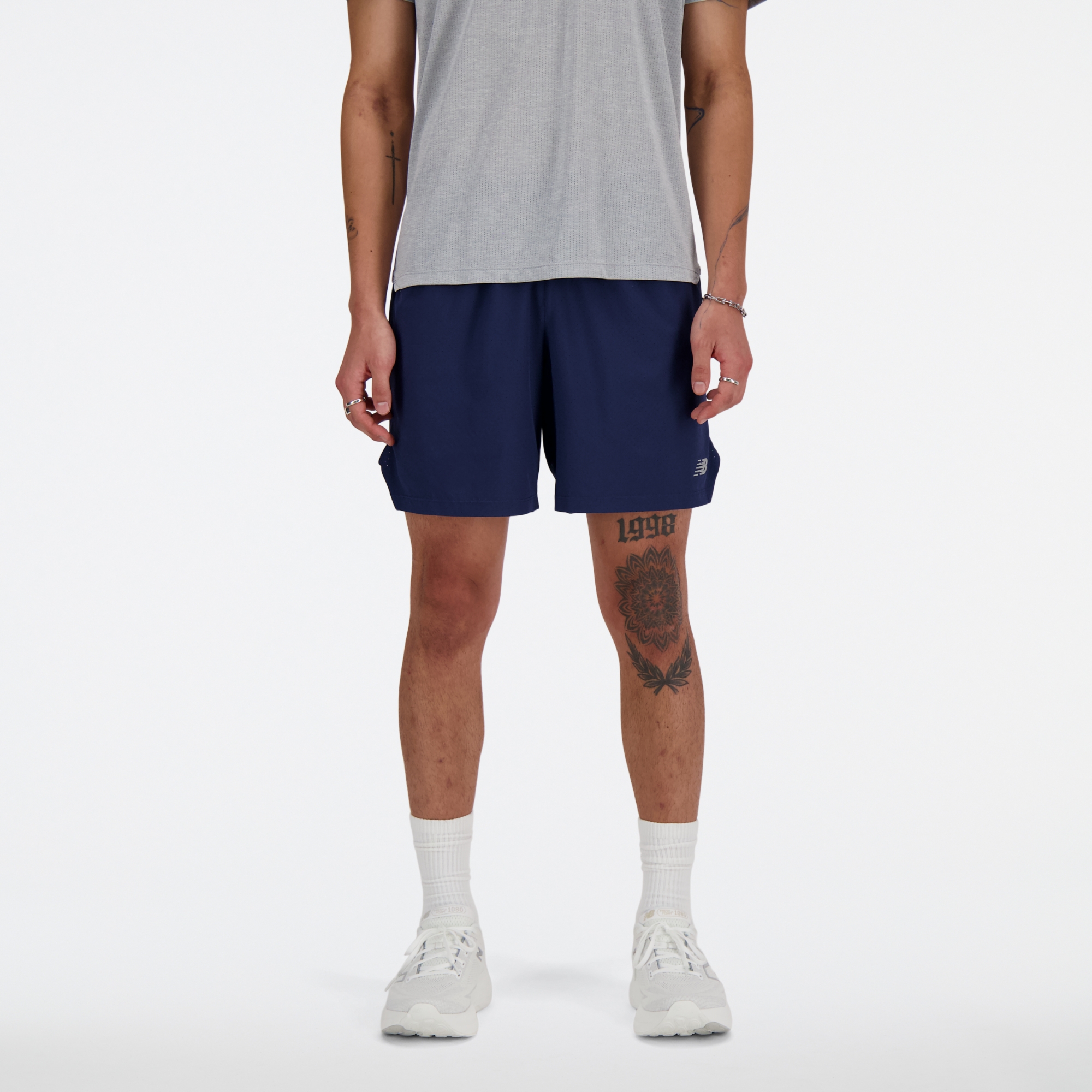 Sebastian is wearing size M and is 6'2"/188cm. Chest: 38.75"/98.4cm, Waist: 32"/81.3cm, Hips: 39"/99cm