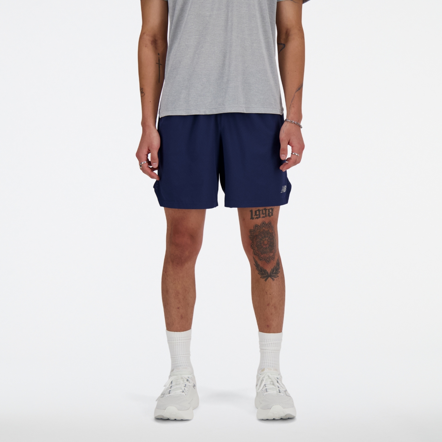 Sebastian is wearing size M and is 6'2"/188cm. Chest: 38.75"/98.4cm, Waist: 32"/81.3cm, Hips: 39"/99cm
