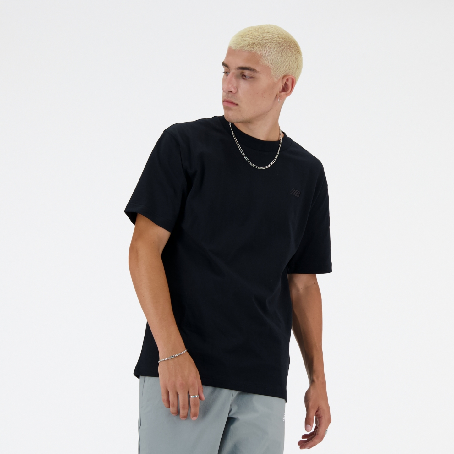 Sebastian is wearing size M and is 6'2"/188cm. Chest: 38.75"/98.4cm, Waist: 32"/81.3cm, Hips: 39"/99cm/99cm
