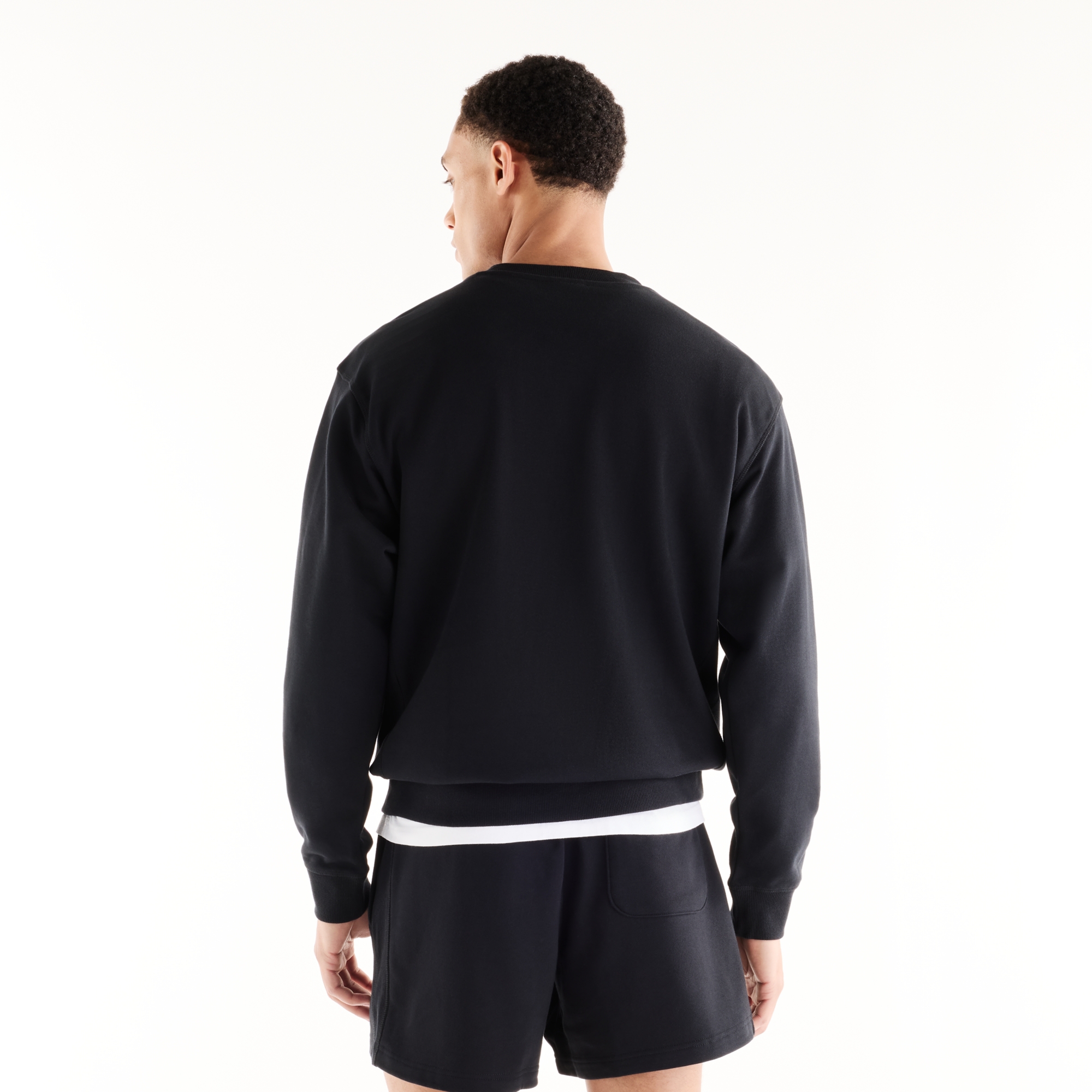 Sebastian is wearing size M and is 6'2"/188cm. Chest: 38.75"/98.4cm, Waist: 32"/81.3cm, Hips: 39"/99cm