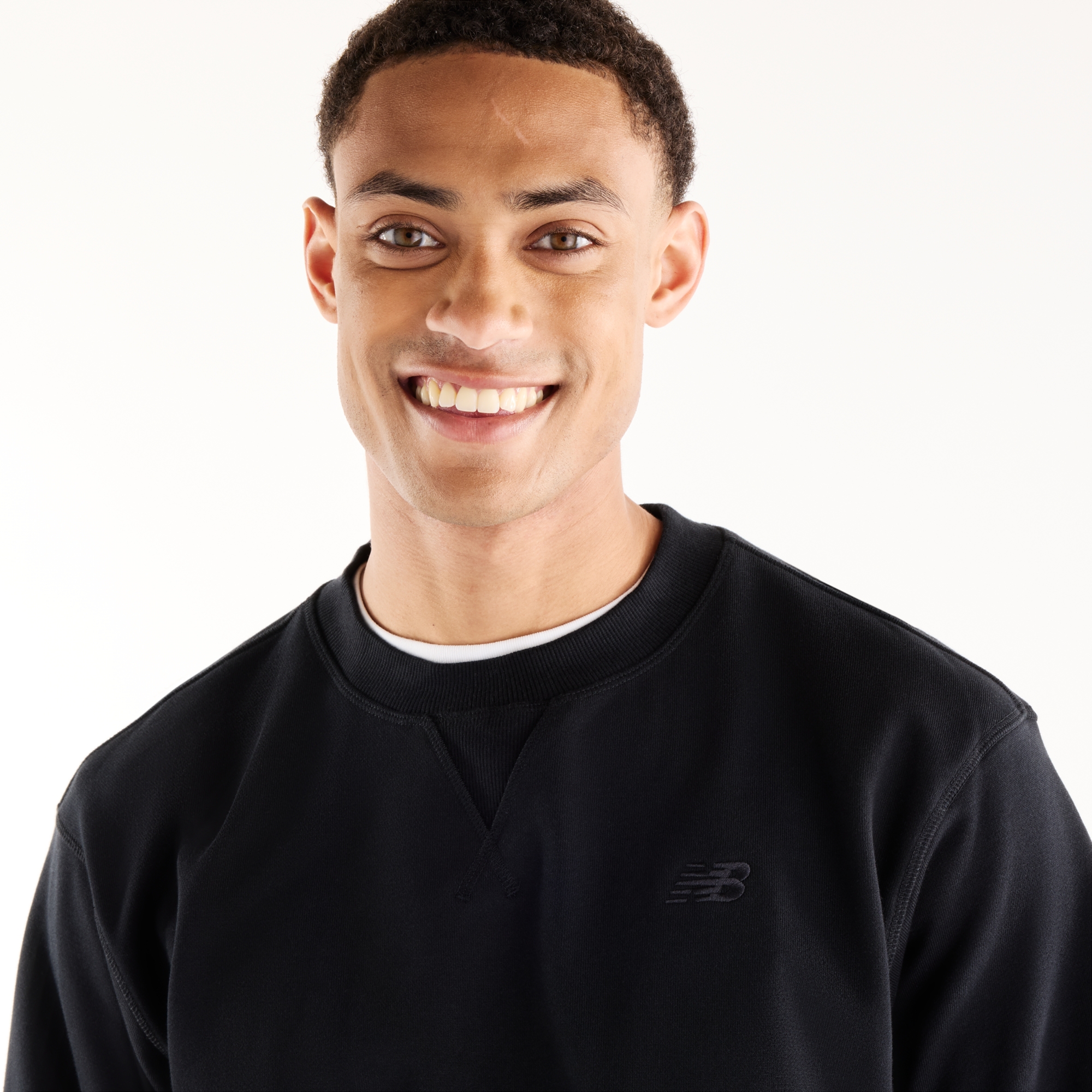 Sebastian is wearing size M and is 6'2"/188cm. Chest: 38.75"/98.4cm, Waist: 32"/81.3cm, Hips: 39"/99cm