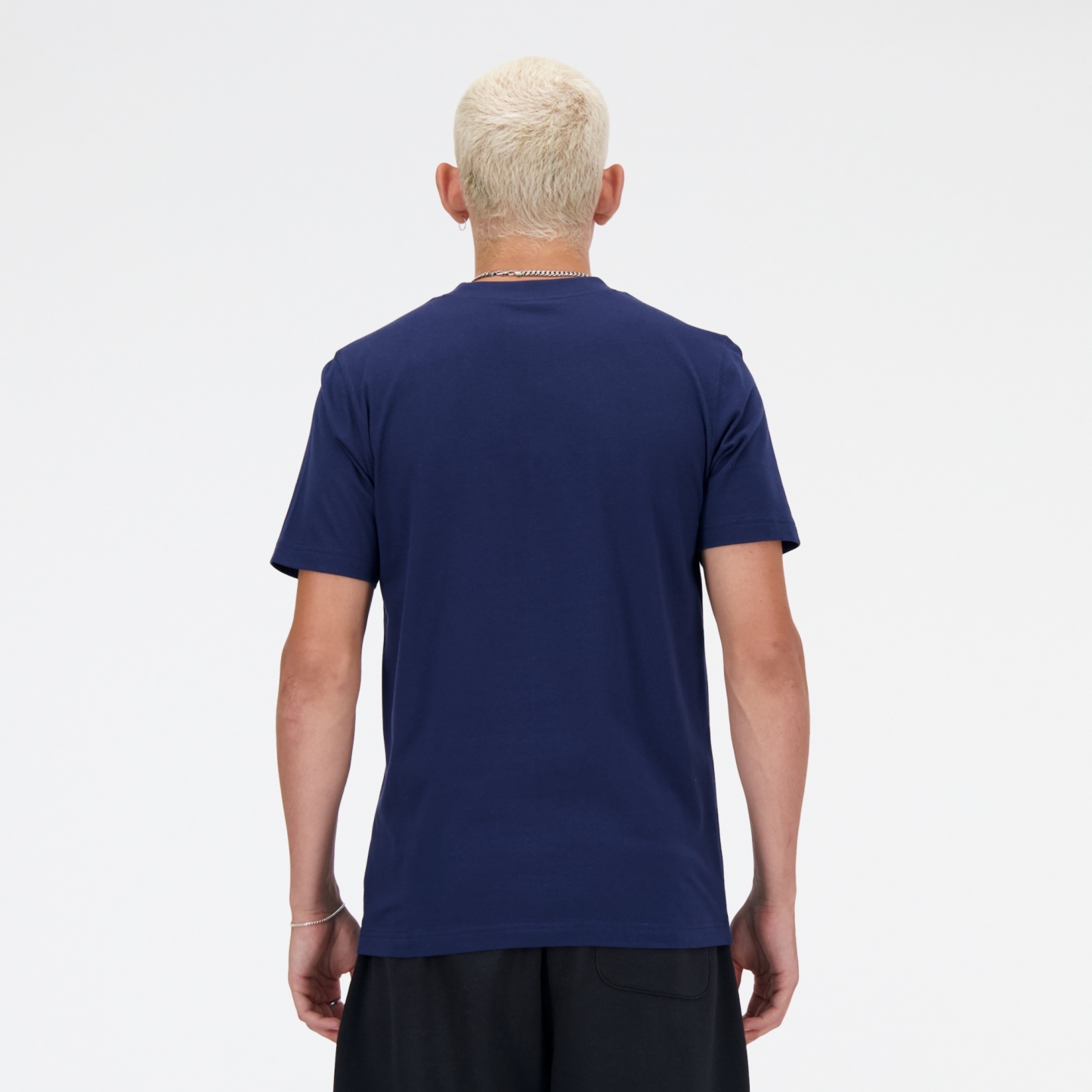 Sebastian is wearing size M and is 6'2"/188cm. Chest: 38.75"/98.4cm, Waist: 32"/81.3cm, Hips: 39"/99cm