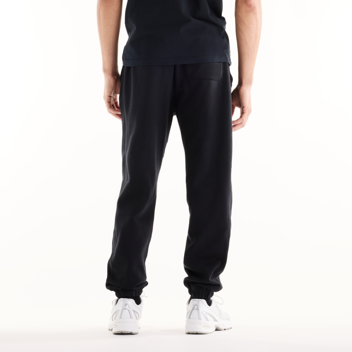 Sebastian is wearing size M and is 6'2"/188cm. Chest: 38.75"/98.4cm, Waist: 32"/81.3cm, Hips: 39"/99cm