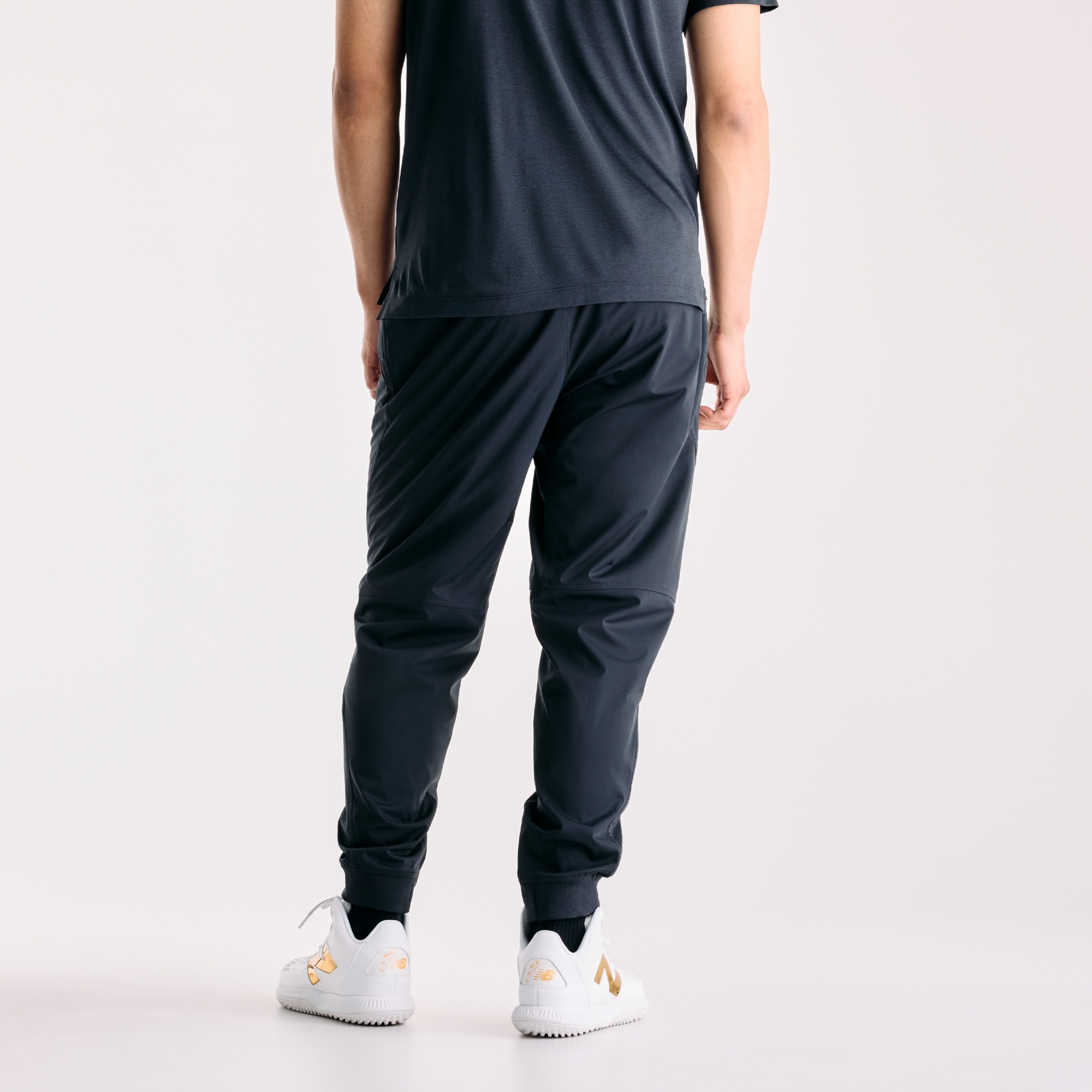 Ngawang is wearing size M and is 6'1"/185 cm. Chest: 38"/96.5 cm, Waist: 31"/78.7 cm