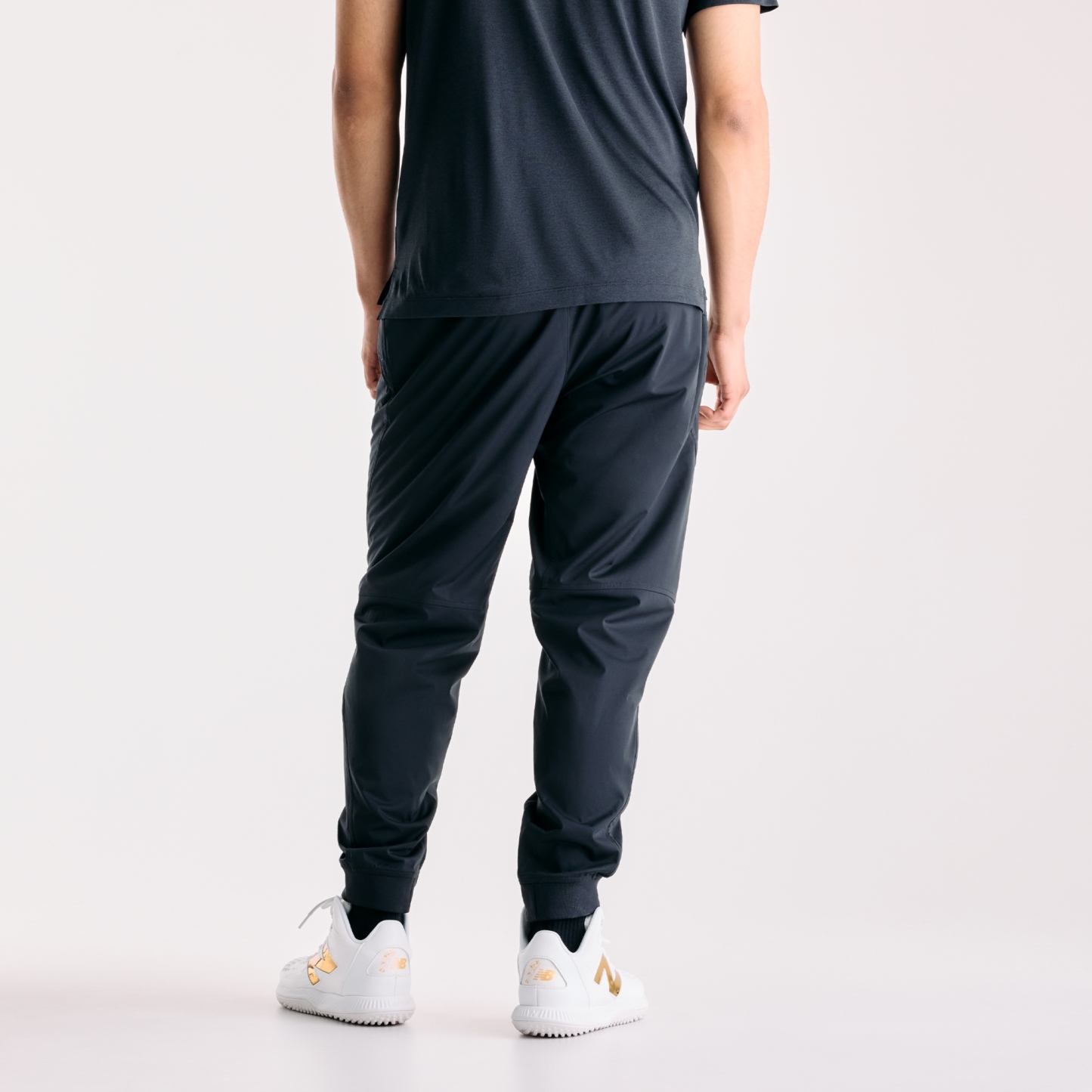Ngawang is wearing size M and is 6'1"/185 cm. Chest: 38"/96.5 cm, Waist: 31"/78.7 cm