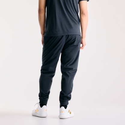 Ngawang is wearing size M and is 6'1"/185 cm. Chest: 38"/96.5 cm, Waist: 31"/78.7 cm