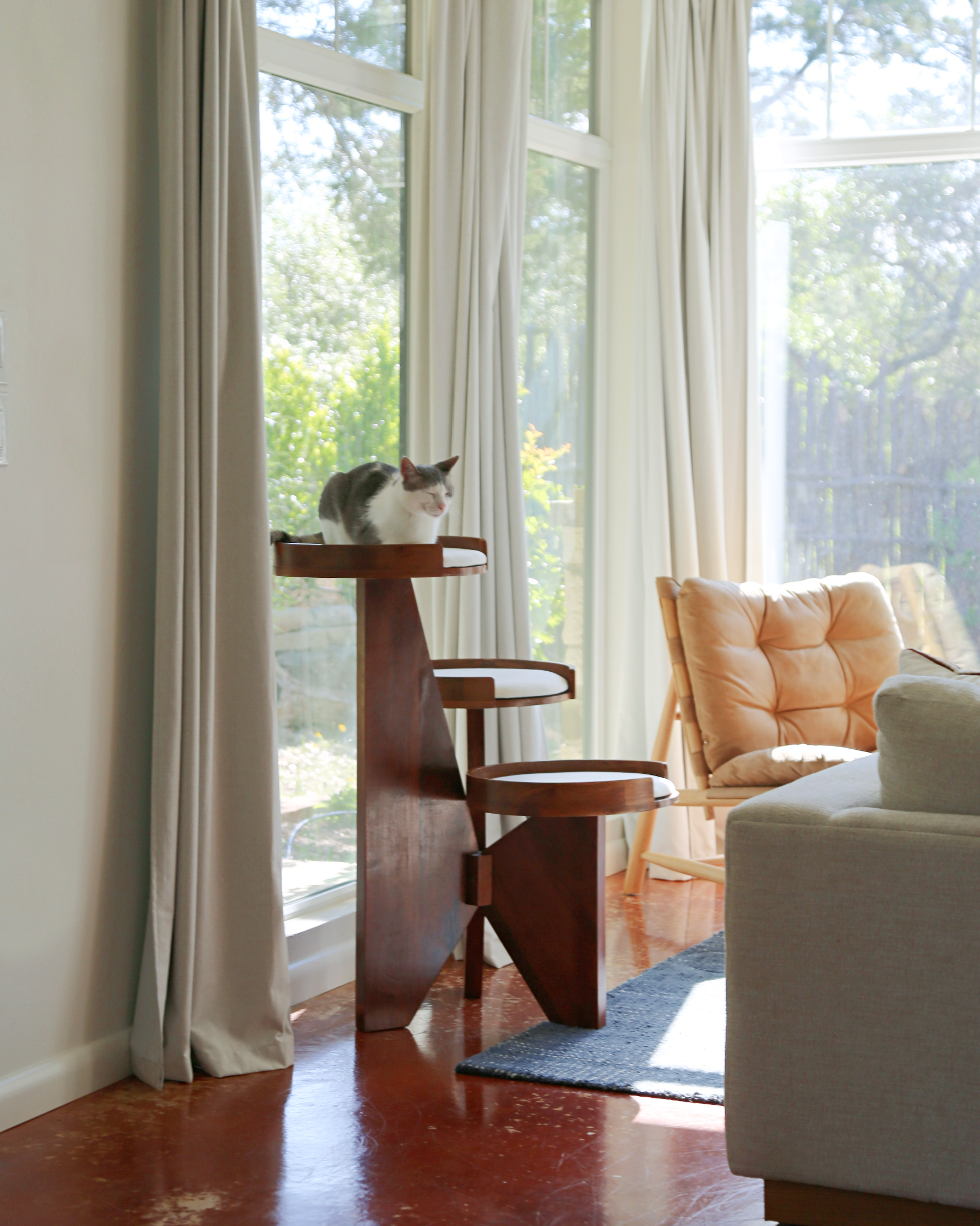 Modern Walnut Cat Tree Tower – Sculptural 3-Tier Wooden Cat Climbing Tower with Soft Suede Platforms & Scratching Disc