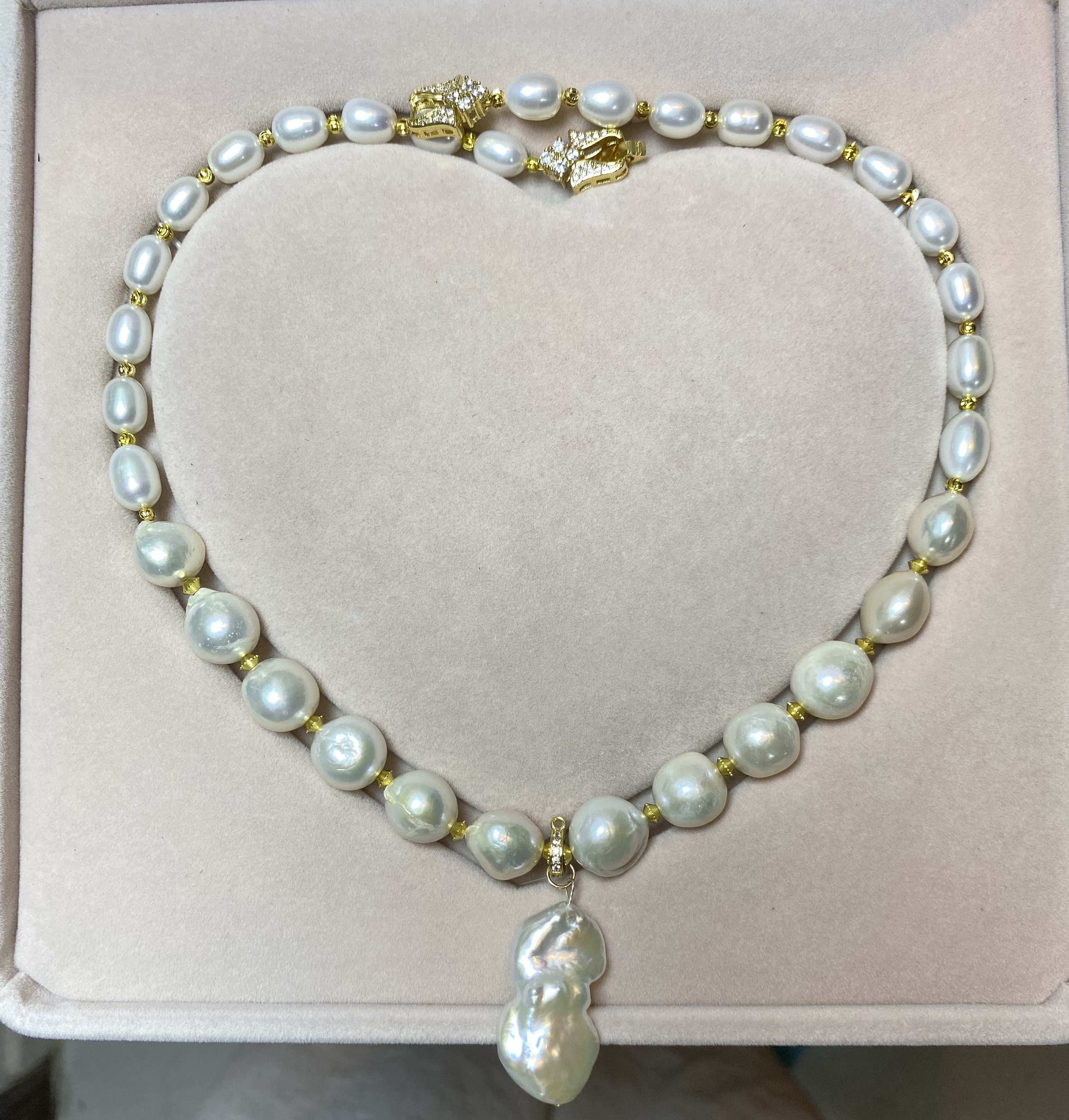 Natural freshwater pearl necklace with unique Baroque 