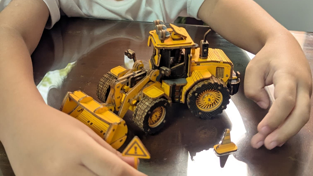 Une surprise de week-end : comment Jill a surpris son fils avec le Bulldozer ROKR