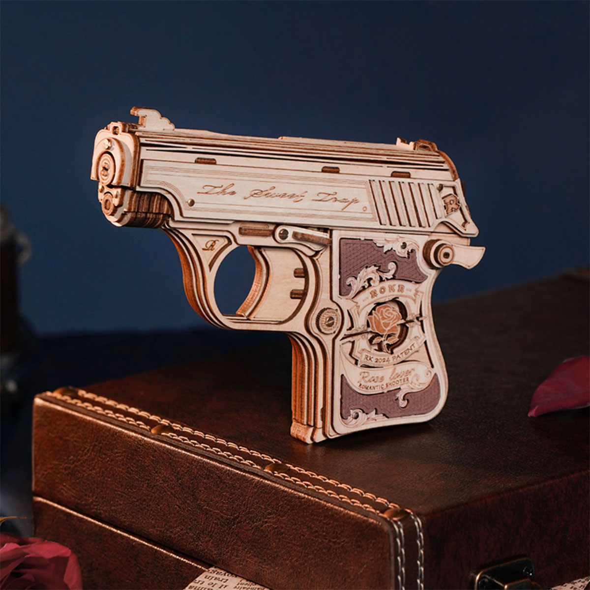 Pistolet en bois ROKR Mini Gun LQ502 affiché sur une table sombre
