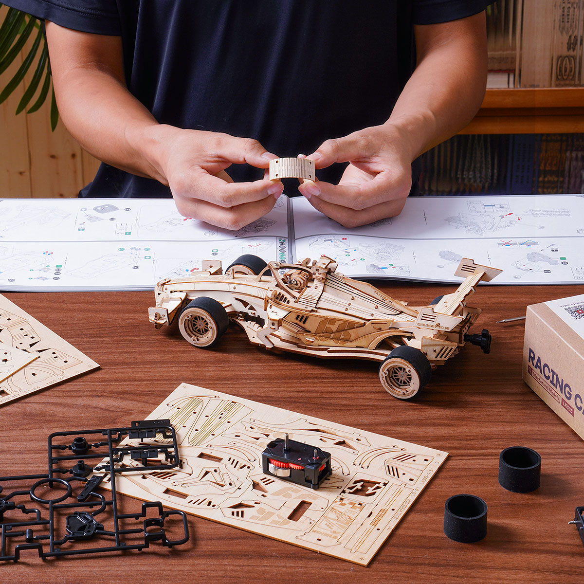 Scène d'assemblage ROKR Racing Car LK505 avec outils, pièces et manuel