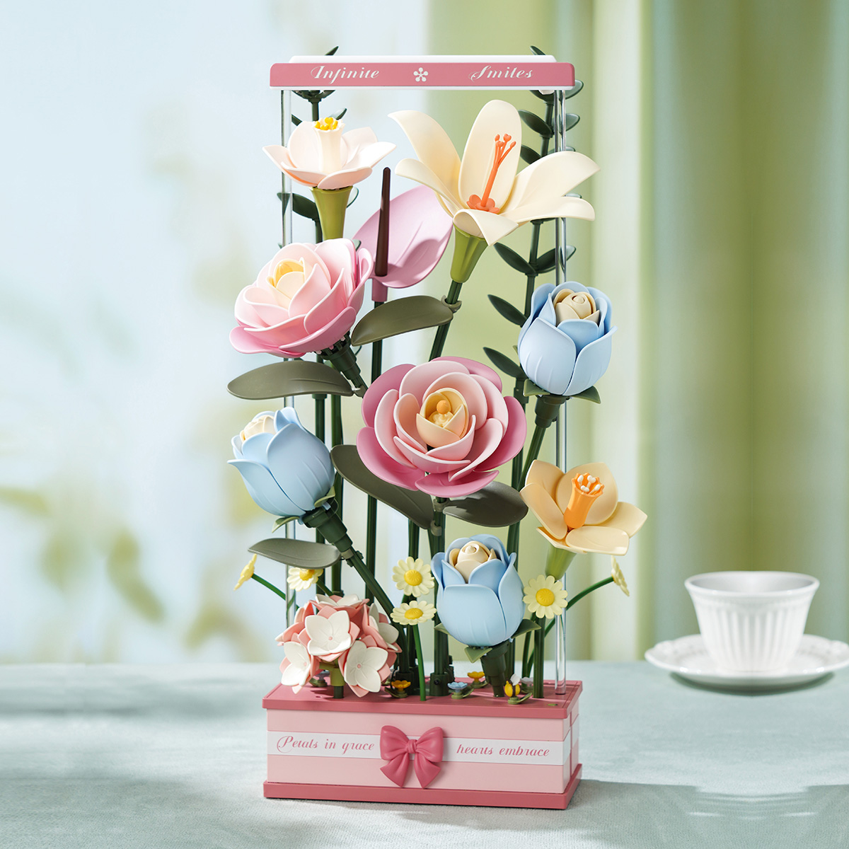 ROKR Blooming Bouquet Box AF01D présentoir de fleurs pastel à côté d'une tasse de thé