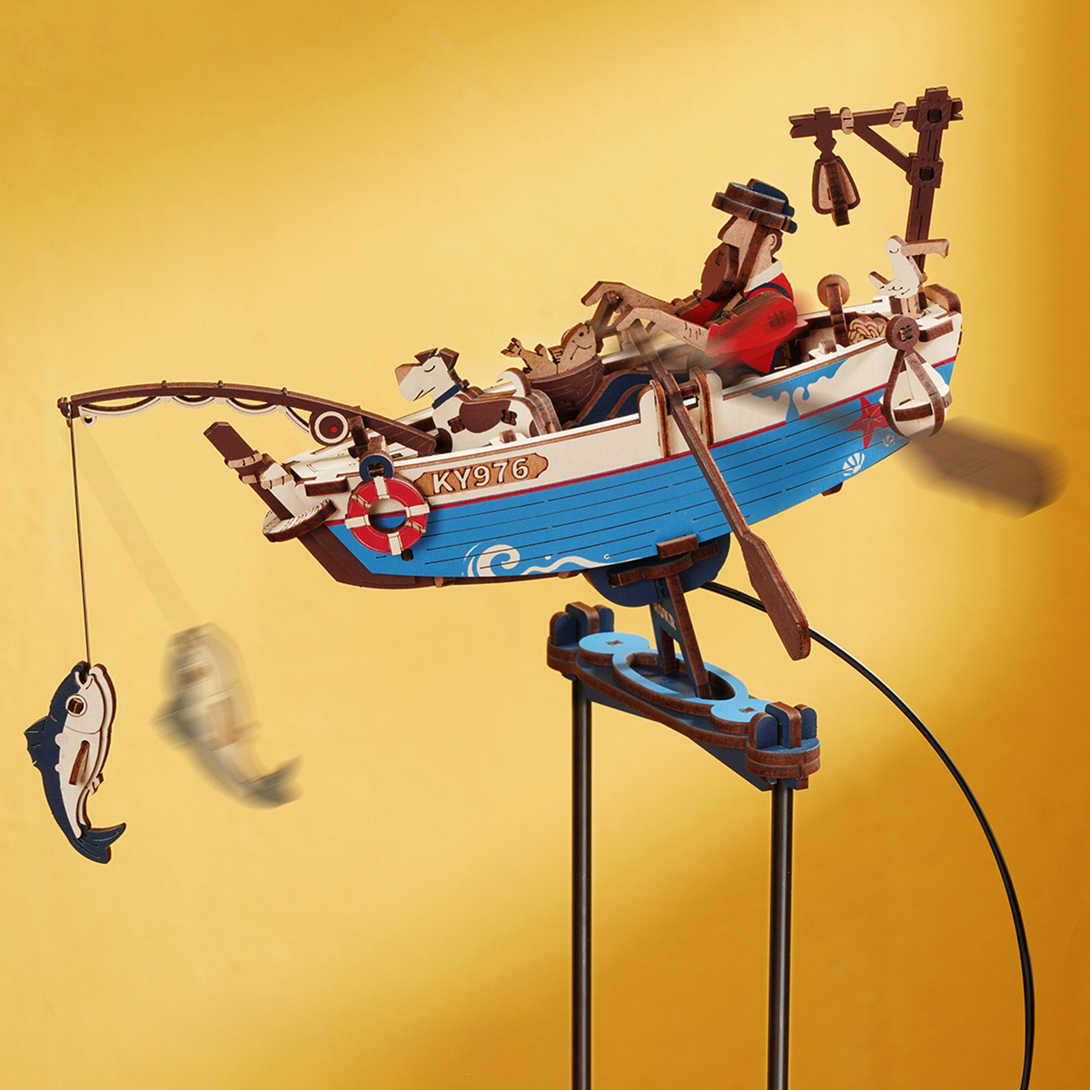 ROKR Ocean Fisher MCD02 gros plan d'un pêcheur, d'un bateau et d'un poisson suspendu
