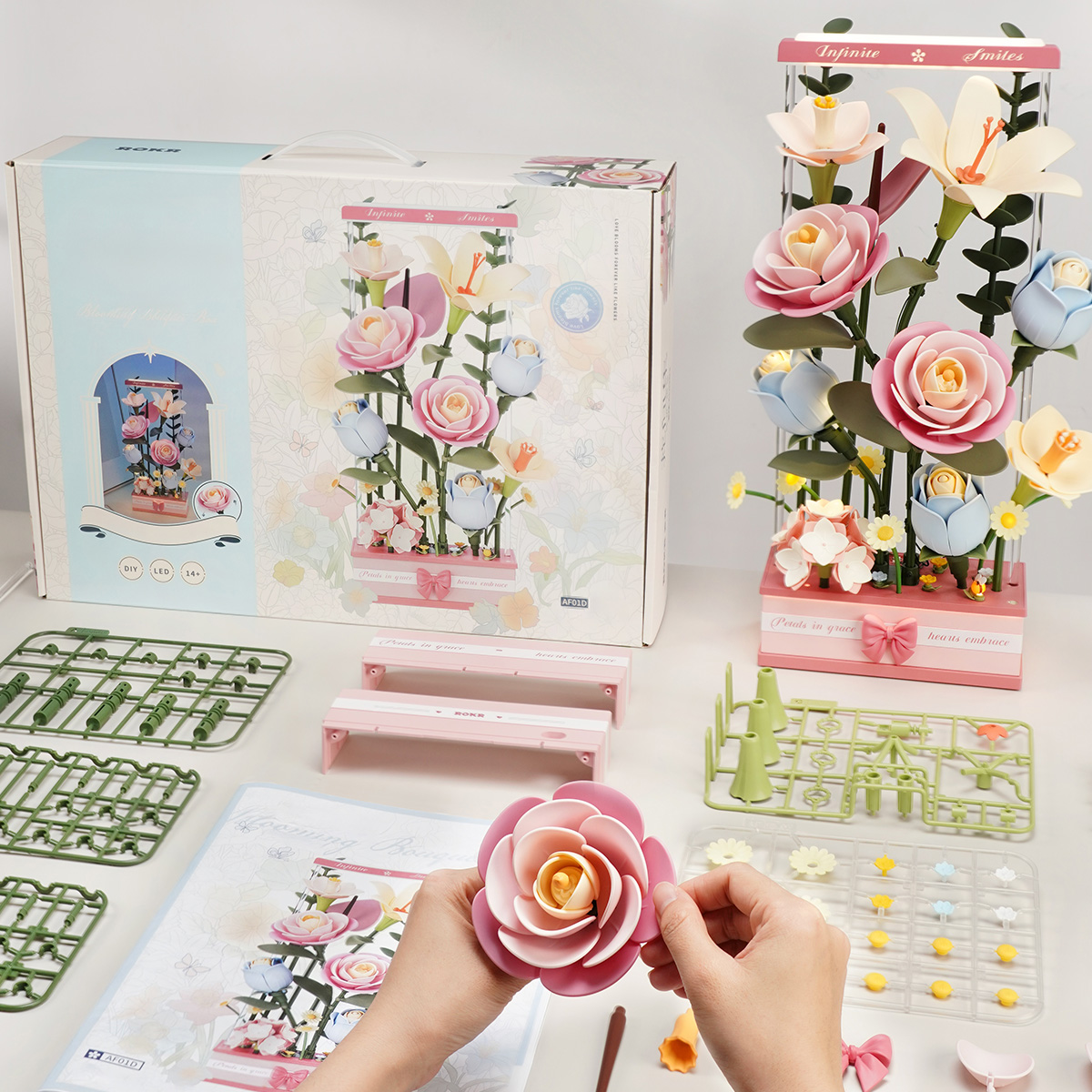 Scène d'assemblage ROKR Blooming Bouquet Box AF01D avec pièces et manuel
