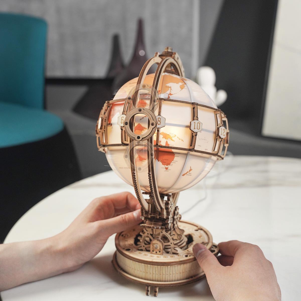 ROKR Luminous Globe ST003 mains plaçant le modèle de globe sur la table