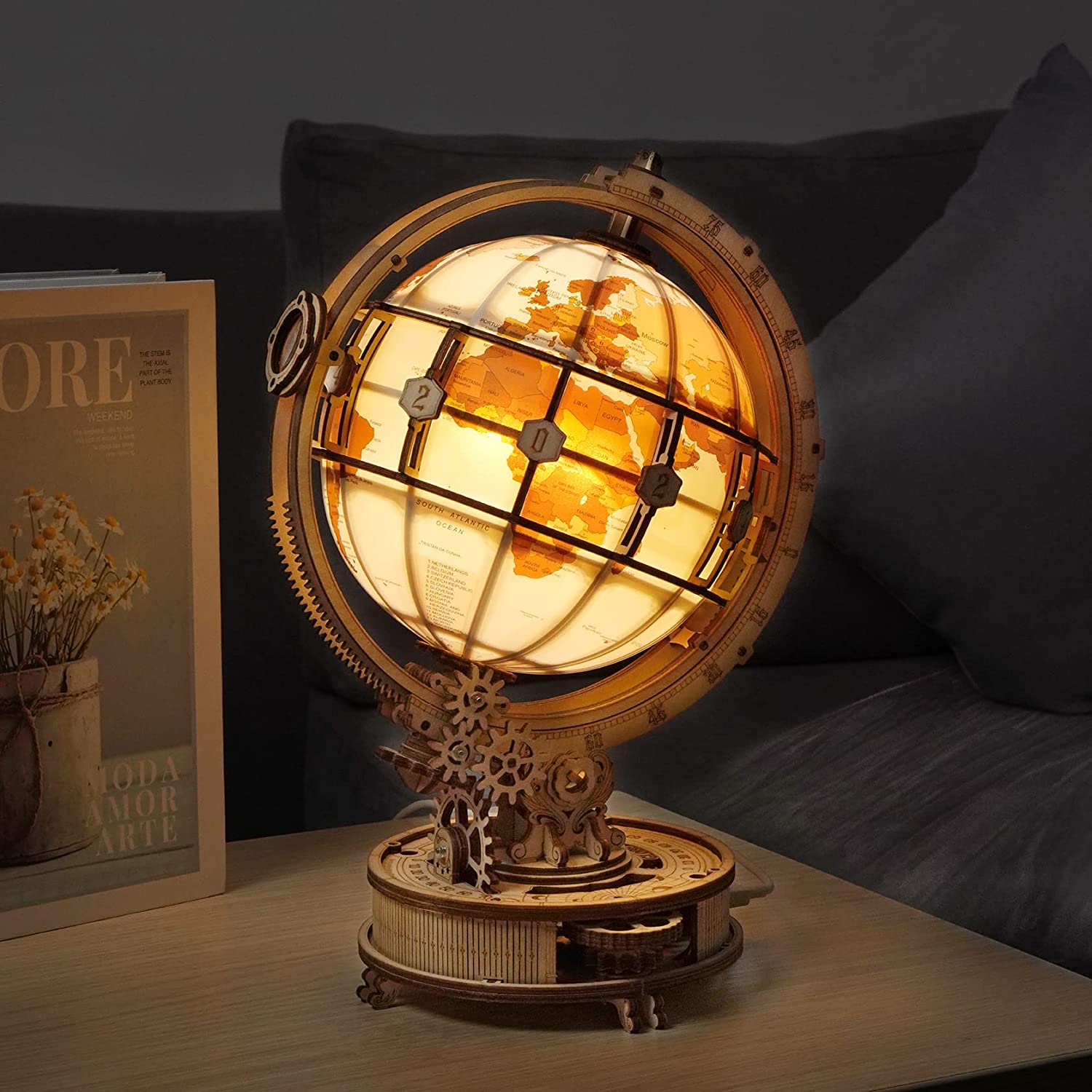 ROKR Luminous Globe ST003 modèle de globe en bois lumineux dans une pièce sombre