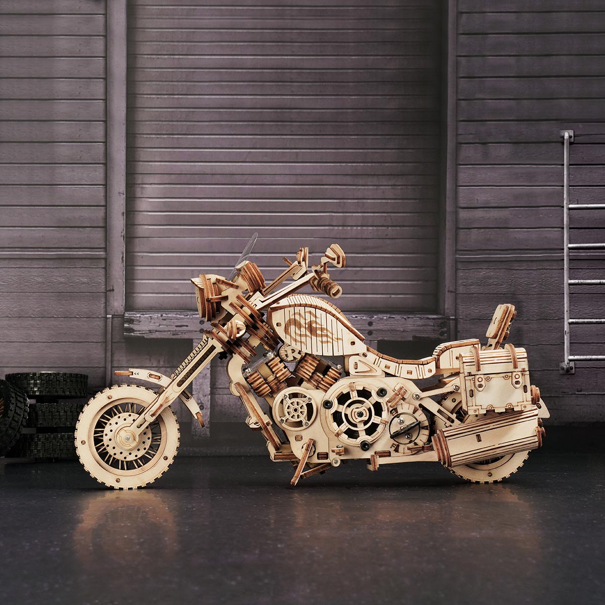 ROKR Cruiser Motorcycle LK504 moto en bois sur sol sombre de la salle d'exposition