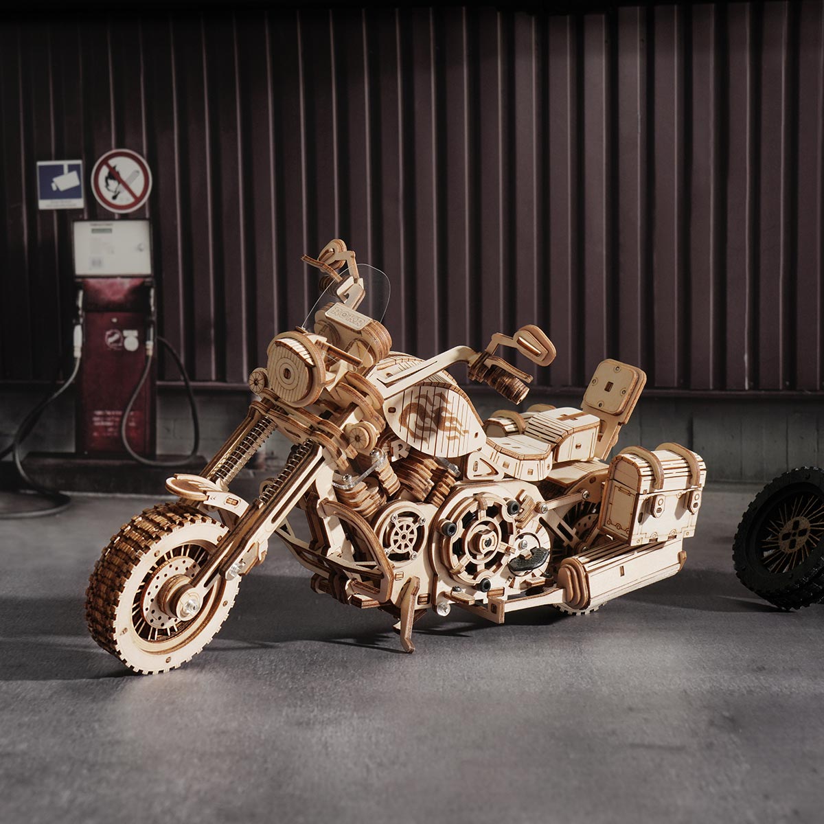 ROKR Cruiser Motorcycle LK504 affichage de moto de salle d'exposition sombre