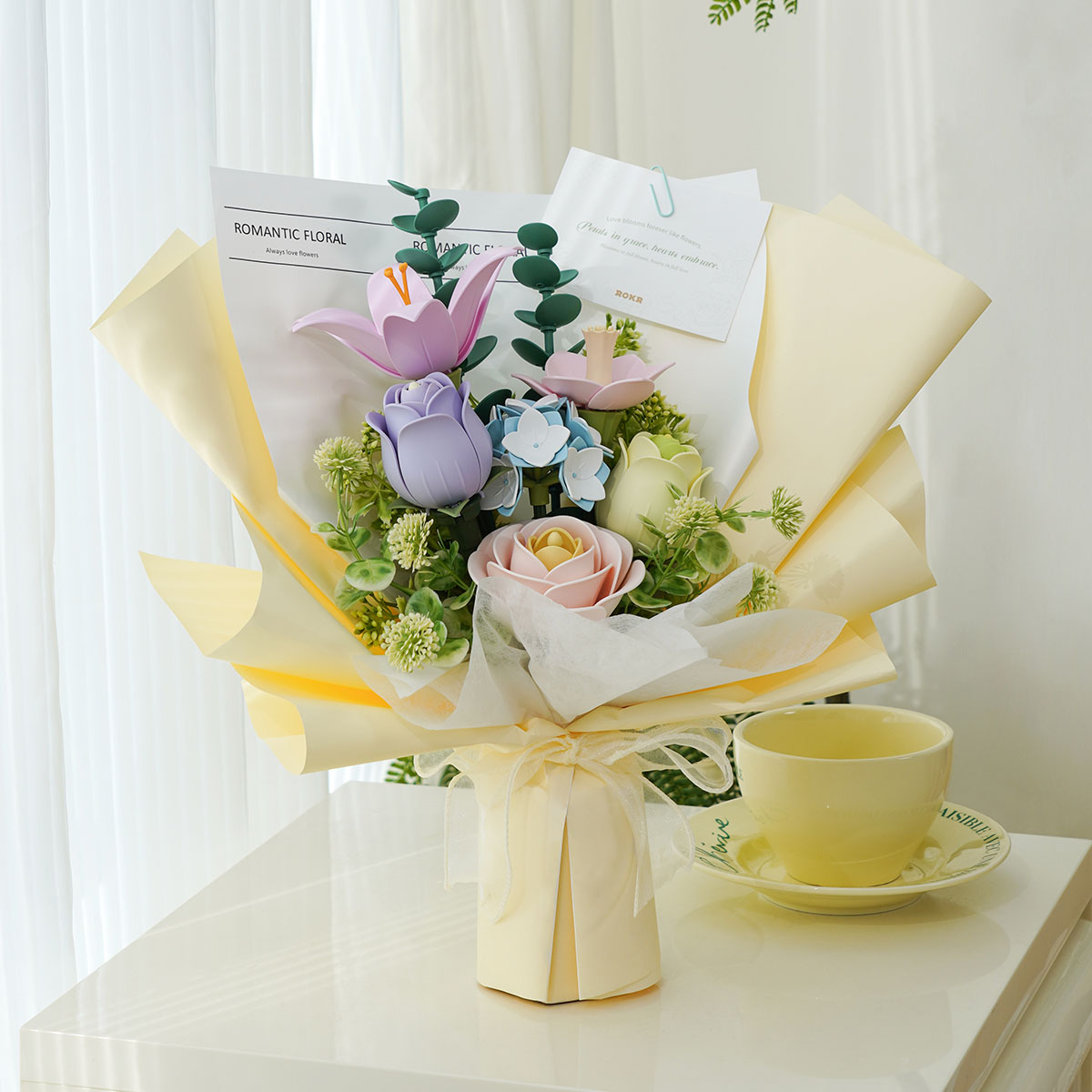 ROKR Spring Time Bouquet AF01J bouquet pastel complété à côté d’une tasse de thé