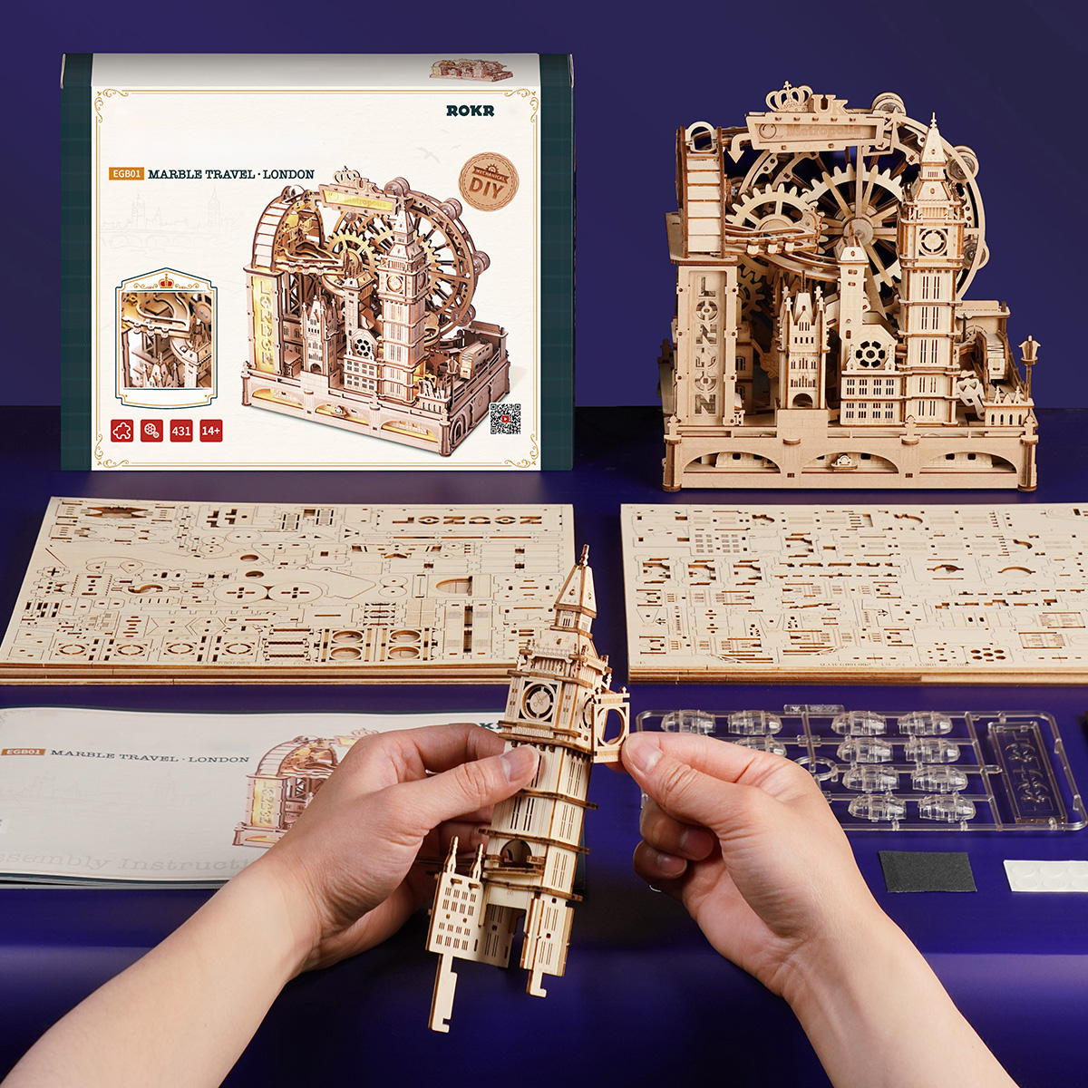 Scène d'assemblage ROKR Marble Travel London EGB01 avec pièces en bois et manuel d'instructions