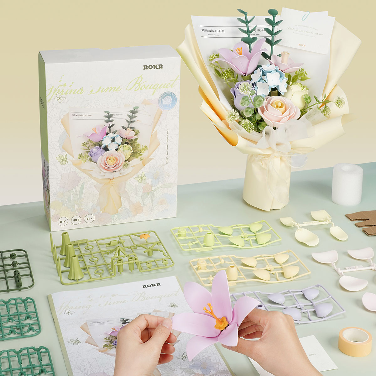 Scène d'assemblage ROKR Spring Time Bouquet AF01J avec morceaux de fleurs et emballage