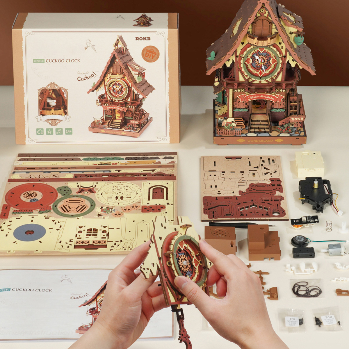 Scène d'assemblage d'horloge à coucou ROKR avec pièces en bois, manuel et outils