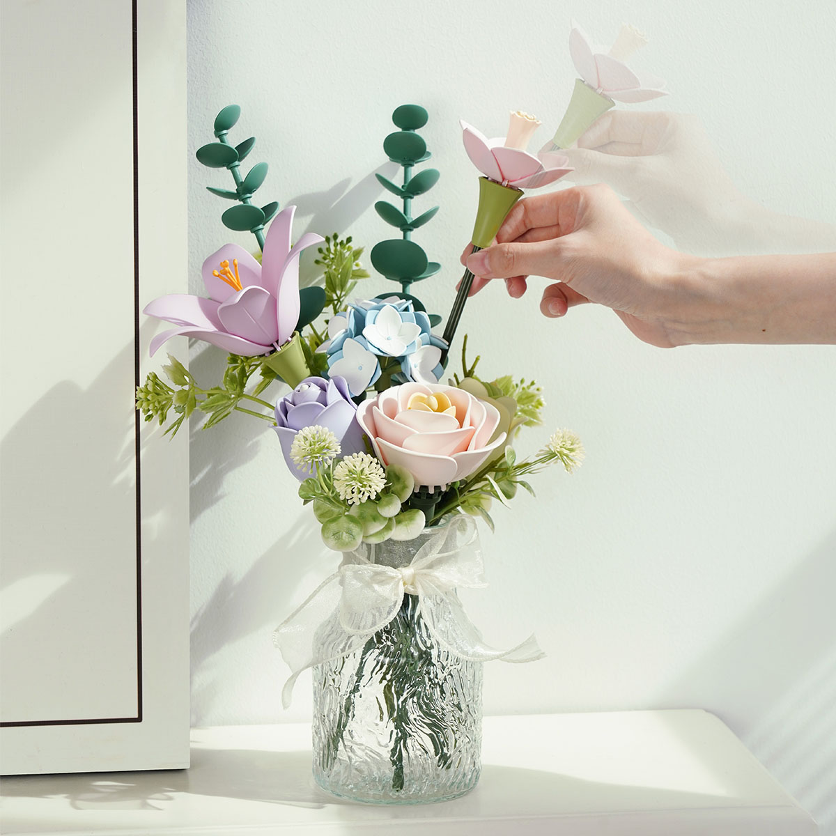 Bouquet ROKR Spring Time Bouquet AF01J disposé dans un vase transparent