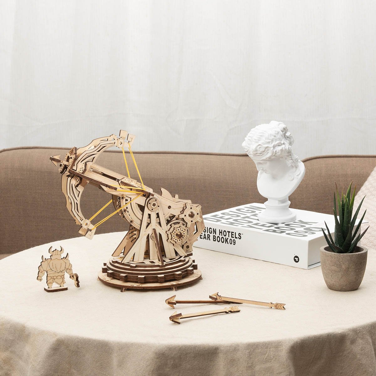 ROKR Siege Heavy Ballista KW401 modèle en bois sur table avec accessoires