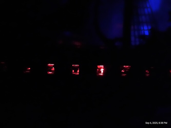Vue nocturne des lumières rouges des canons à l'intérieur d'un Seahorse Barque ROKR personnalisé