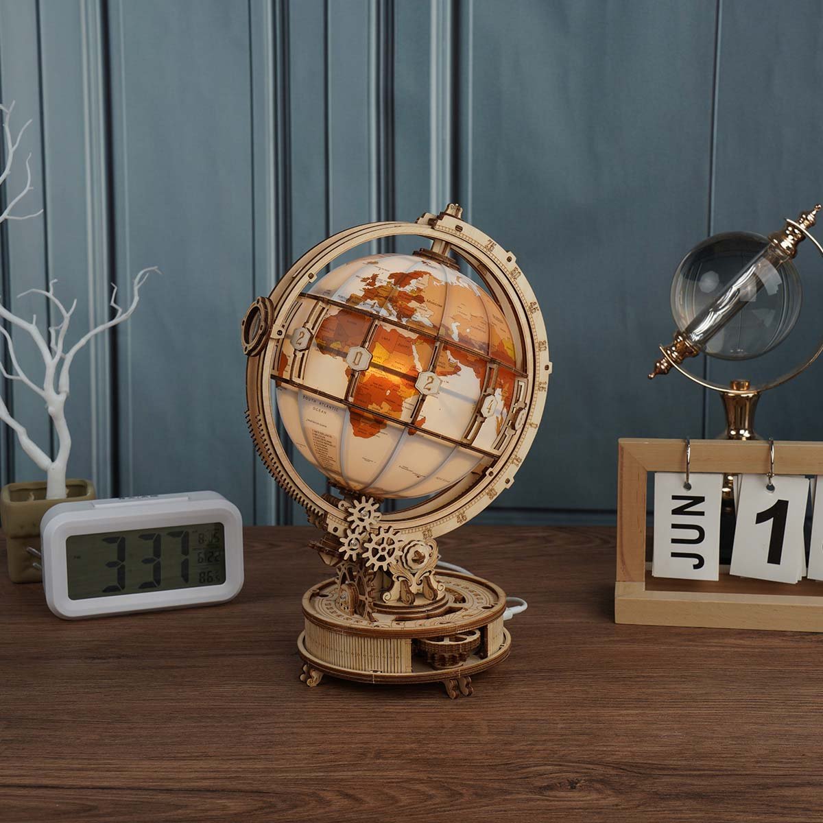 Globe lumineux ROKR ST003 affiché sur le bureau avec calendrier