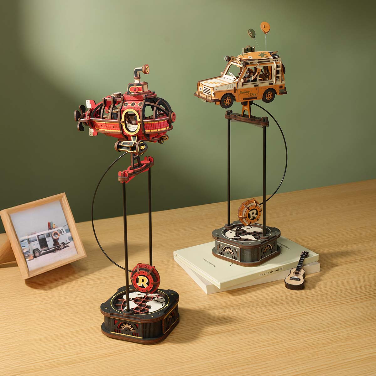 ROKR Gravity Swing Road Tripper et Deep-sea Adventurer affichés ensemble sur une table