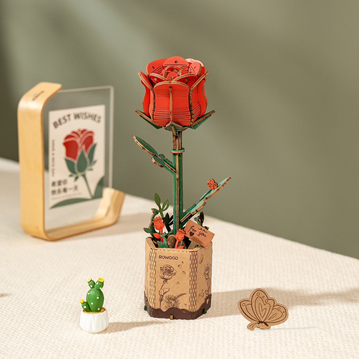 Rowood Red Rose TW042 fleur en bois dans un vase décoratif sur une table