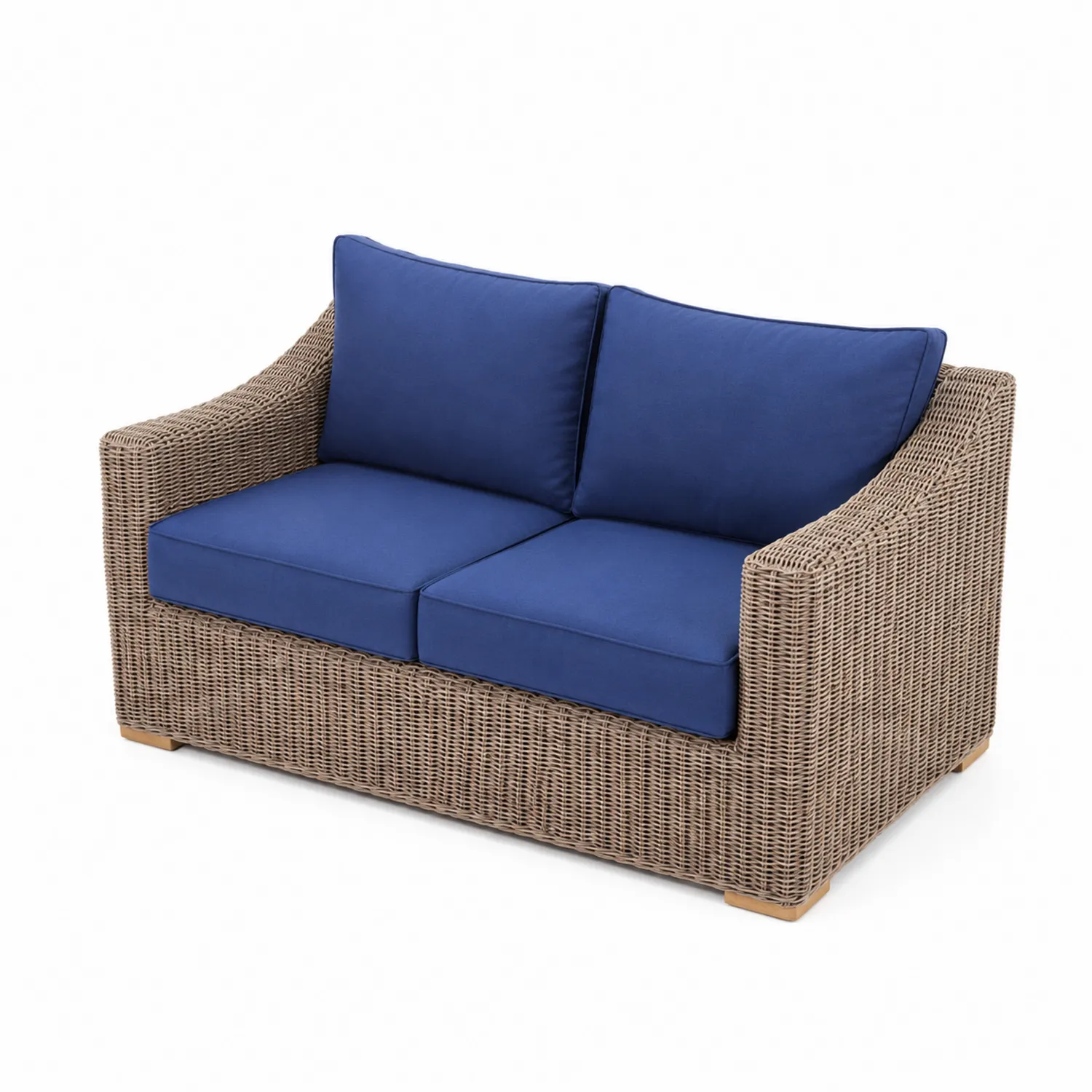 Sofa dwuosobowa z rattanu z niebieskimi poduszkami