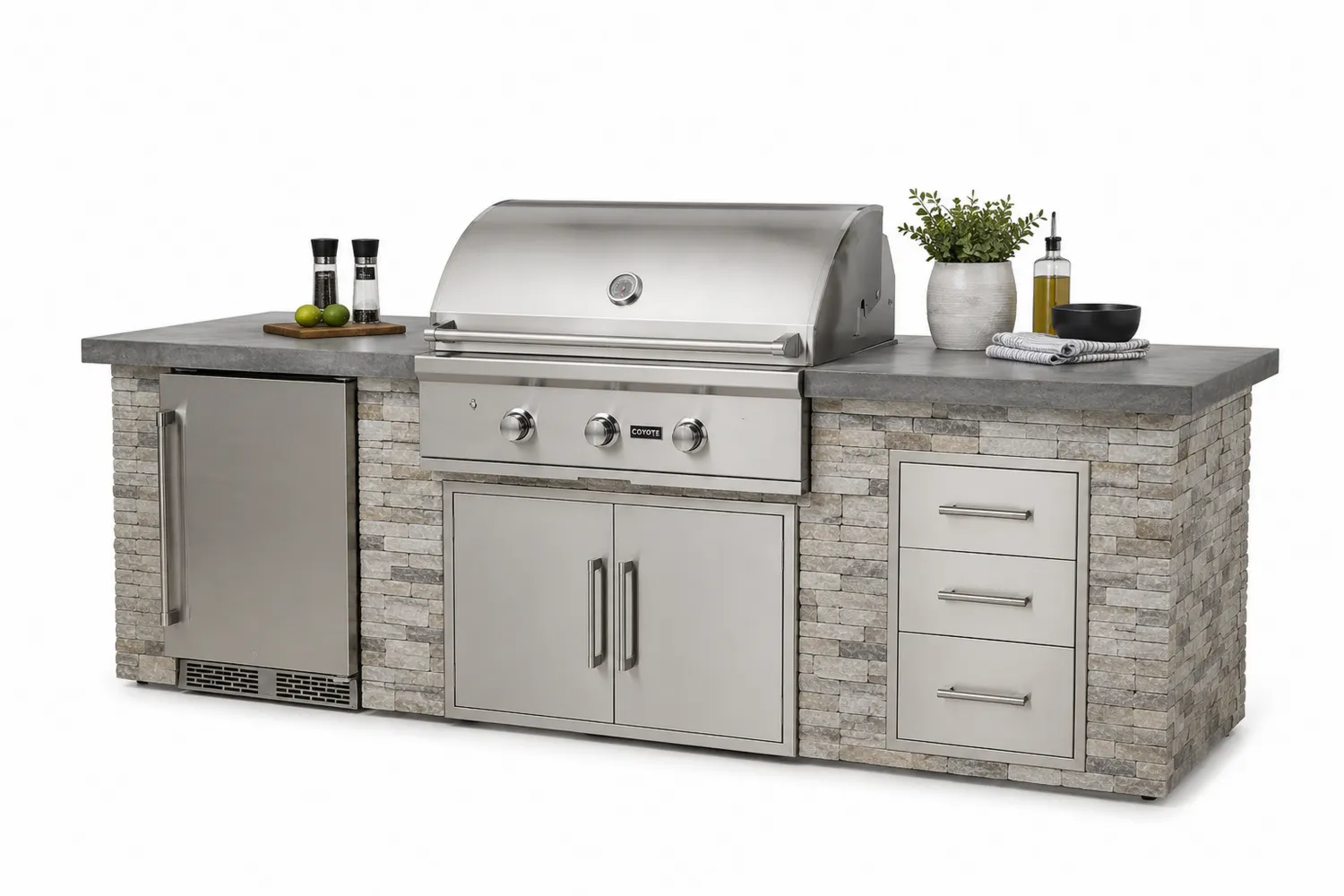Outdoor-Kücheninsel mit Grill, Kühlschrank und Naturstein Grau