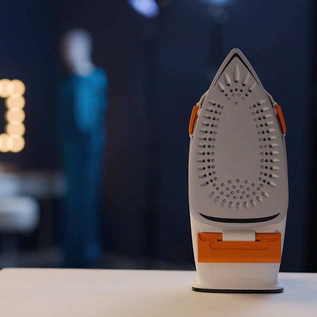 Smart Steam Iron with Automatic Lift Safety System & Universal Smart Temp