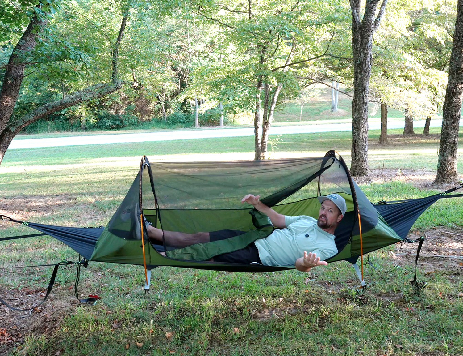 Flat-lying waterproof hammock tent