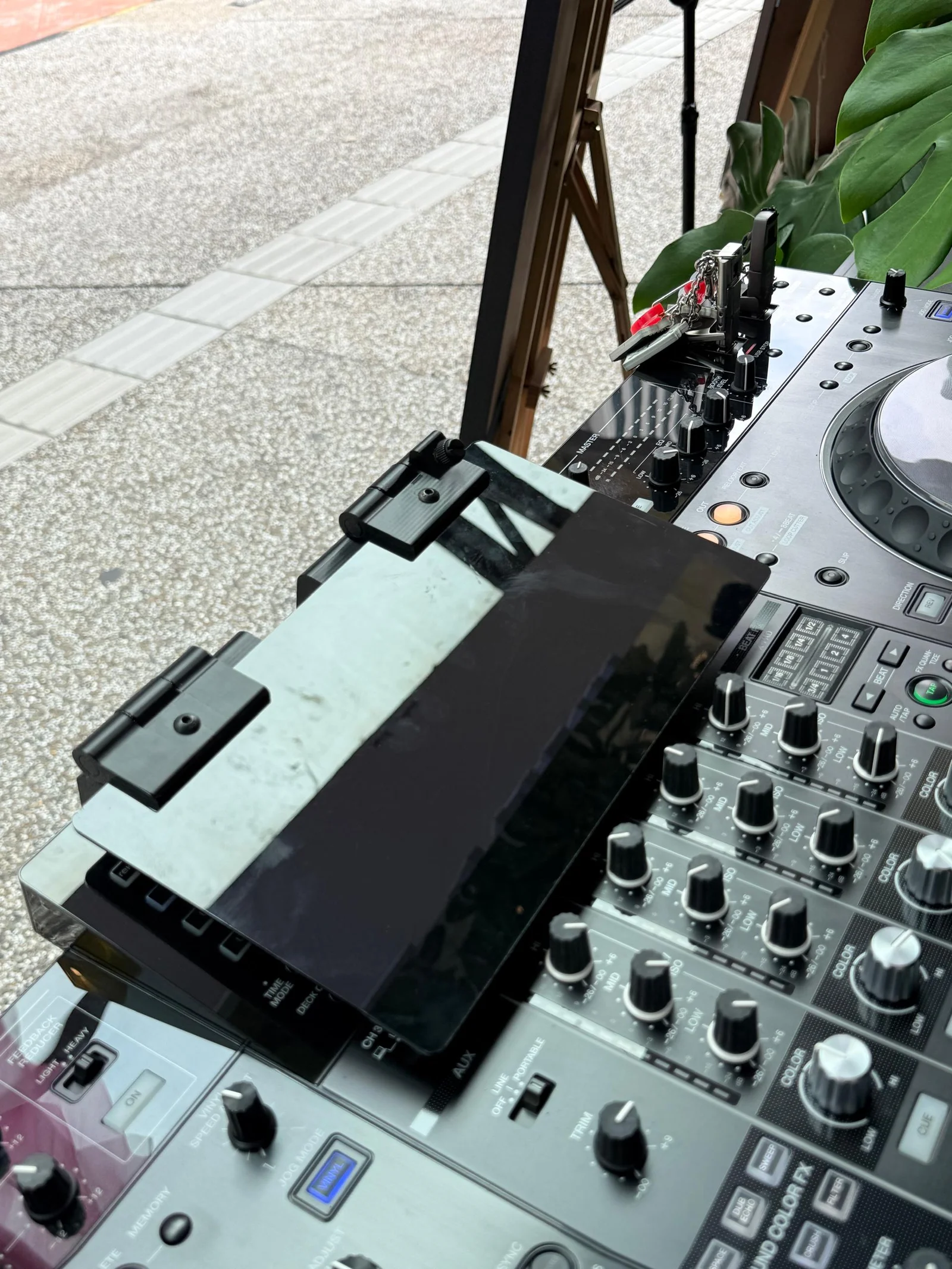 Outdoor Screen Shield – Adjustable Sun Cover for DJ Equipment